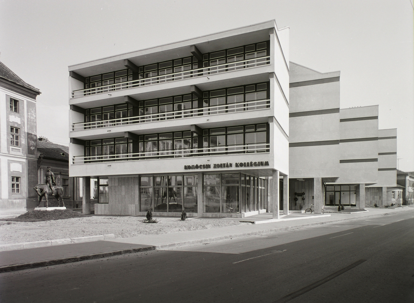 Hungary, Vác, a Budapesti főút és a Múzeum utca találkozása, Bottyán János-szobor (Kiss István, 1974.)., 1976, Kádas Tibor, sculpture, modern architecture, student dorm, János Bottyán-portrayal, Fortepan #84887