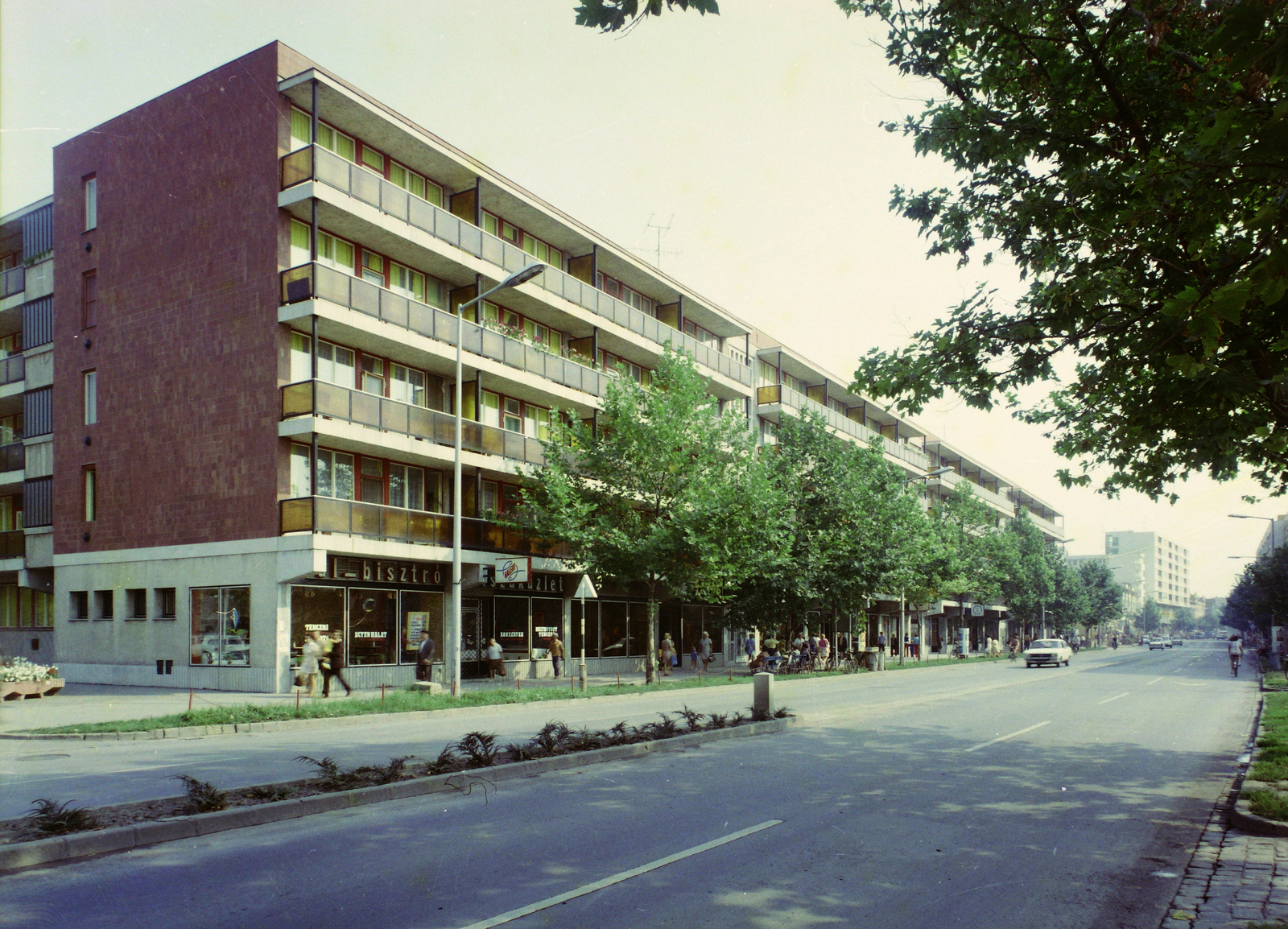 Hungary, Békéscsaba, Andrássy út (Tanácsköztárság útja) a Gyóni Géza utca felől nézve., 1976, Kádas Tibor, colorful, street view, lamp post, Fortepan #84890