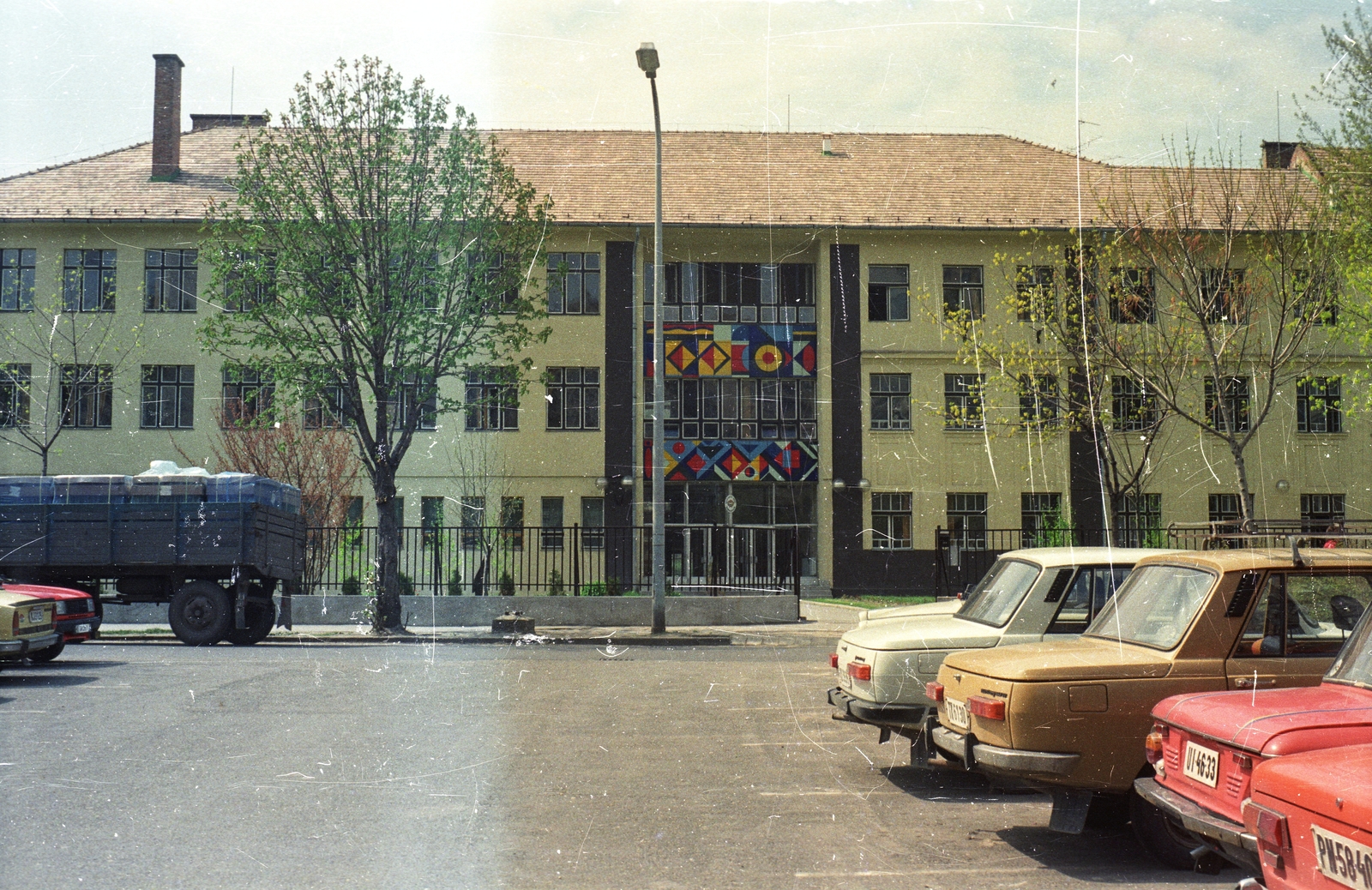 Hungary, Budapest XXII., Anna utca 13-15. Budai Nagy Antal Gimnázium., 1987, Györgyi Dóra, colorful, high school, Wartburg-brand, Zaporozhetz-brand, Budapest, Fortepan #84898