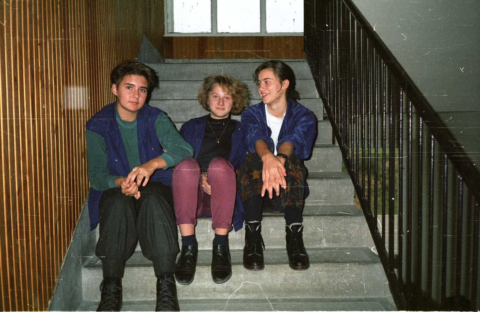 Hungary, Budapest XXII., Anna utca 13-15., Budai Nagy Antal Gimnázium., 1987, Györgyi Dóra, colorful, stairs, sitting on stairs, Budapest, three people, Fortepan #84902