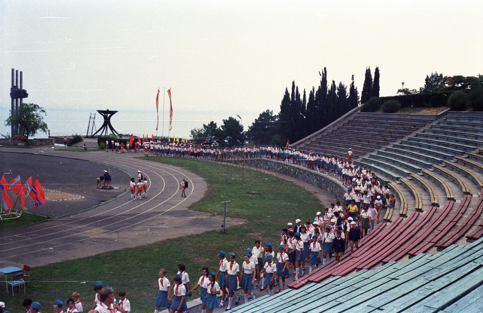 Ukraine, Krim, Gurzuf, Artyek úttörőtábor., 1986, Györgyi Dóra, Soviet Union, pioneer, colorful, grandstand, stadium, Young Pioneer camp, Fortepan #84905