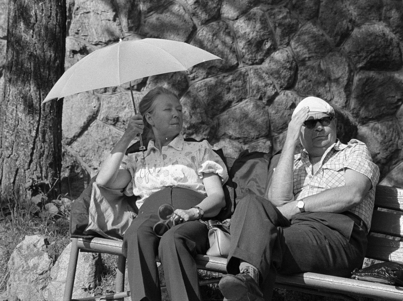 1968, Erdei Katalin, sunshades, shades, bench, gesture, Fortepan #84939