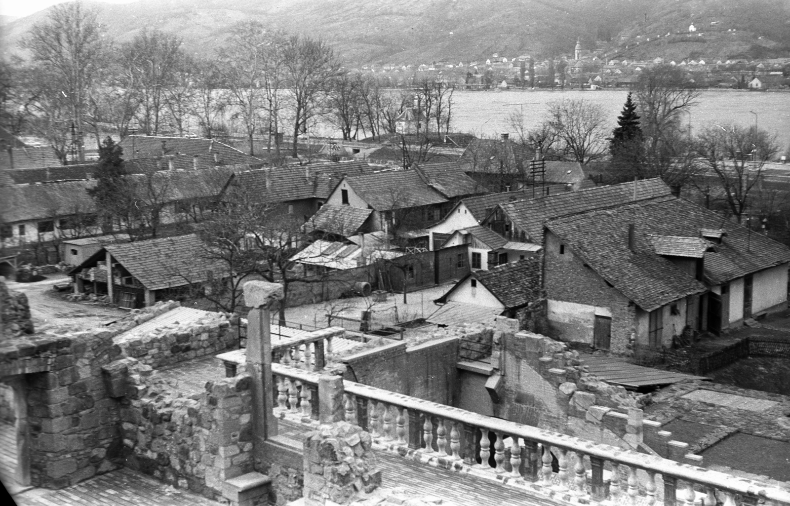Hungary, Danube Bend, Visegrád, a Királyi Palota romjai, háttérben a Duna túlpartján Nagymaros., 1976, Erdei Katalin, Fortepan #84948