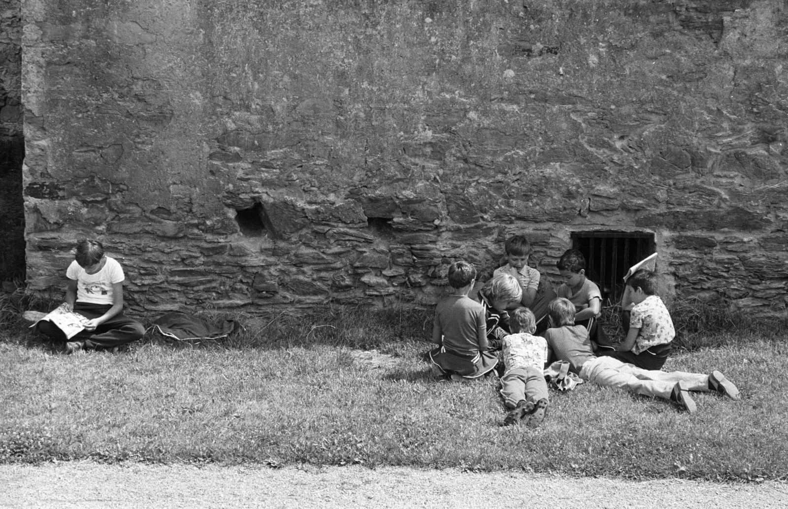 Hungary, Kőszeg, a nyugati városfal a Várkör alatti játszótérnél., 1976, Erdei Katalin, reading, boys, castle wall, Fortepan #84950