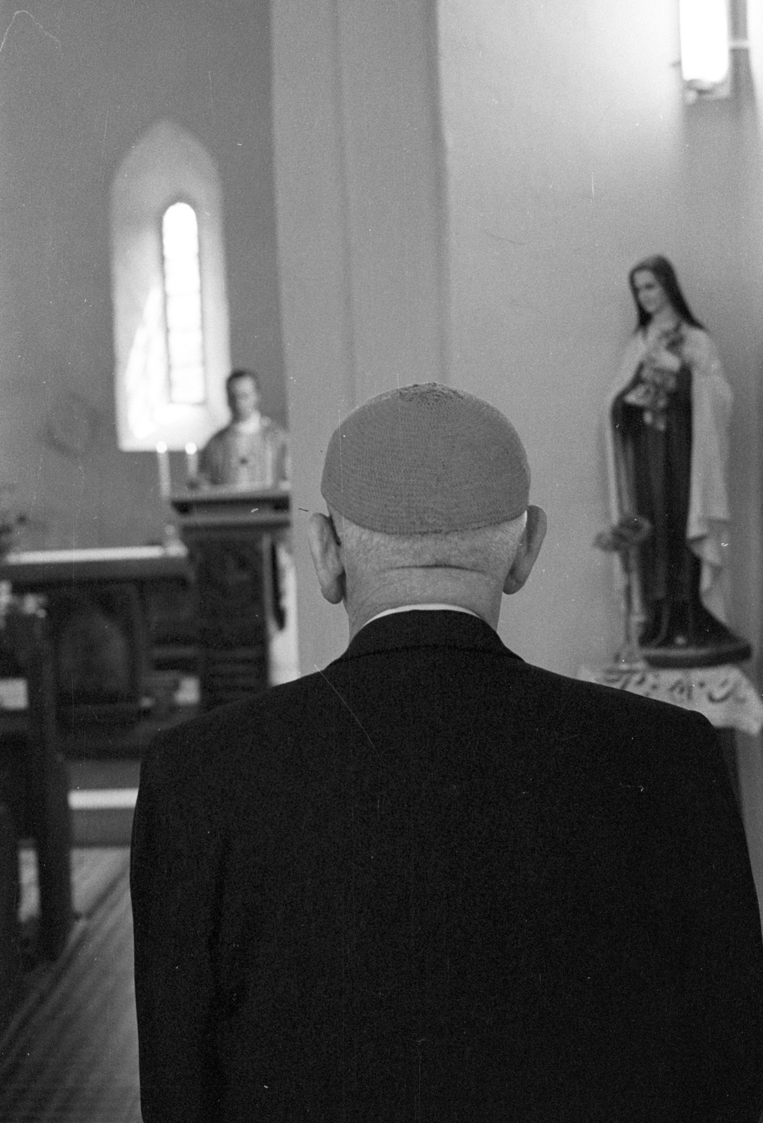 Hungary, Őriszentpéter, Szent Péter-templom., 1976, Erdei Katalin, priest, church interior, bishop, Thérèse of Lisieux-portrayal, Fortepan #84961