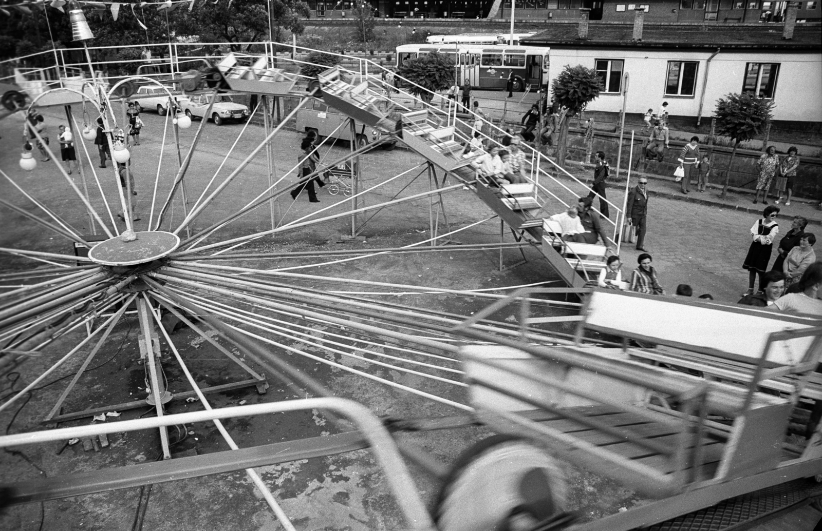 Hungary, Salgótarján, az Alkotmány út és a Kassai sor közötti terület, háttérben a vasútállomás., 1973, Erdei Katalin, carousel, Fortepan #84971