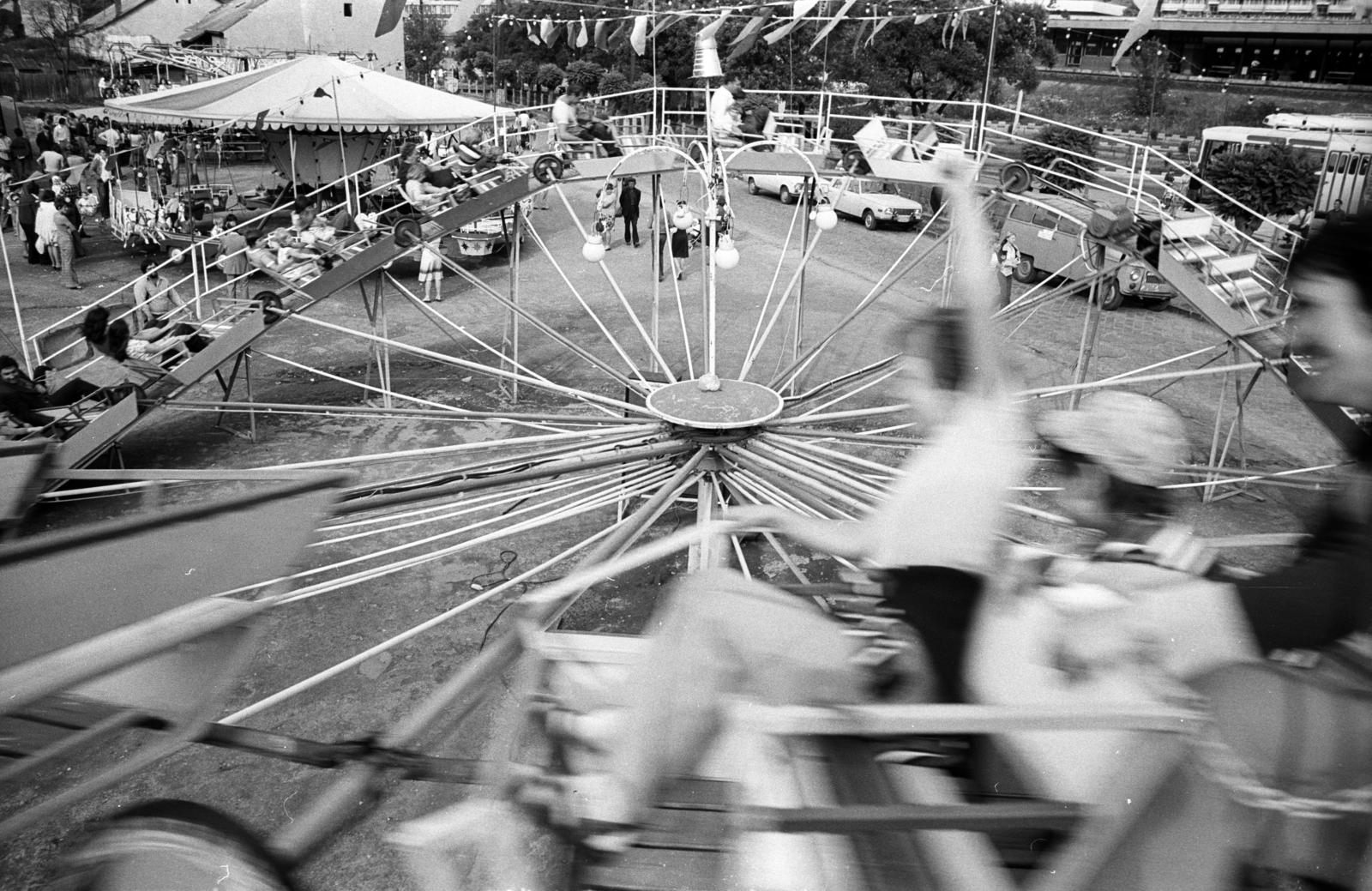Hungary, Salgótarján, az Alkotmány út és a Kassai sor közötti terület, háttérben a vasútállomás., 1973, Erdei Katalin, carousel, Fortepan #84972
