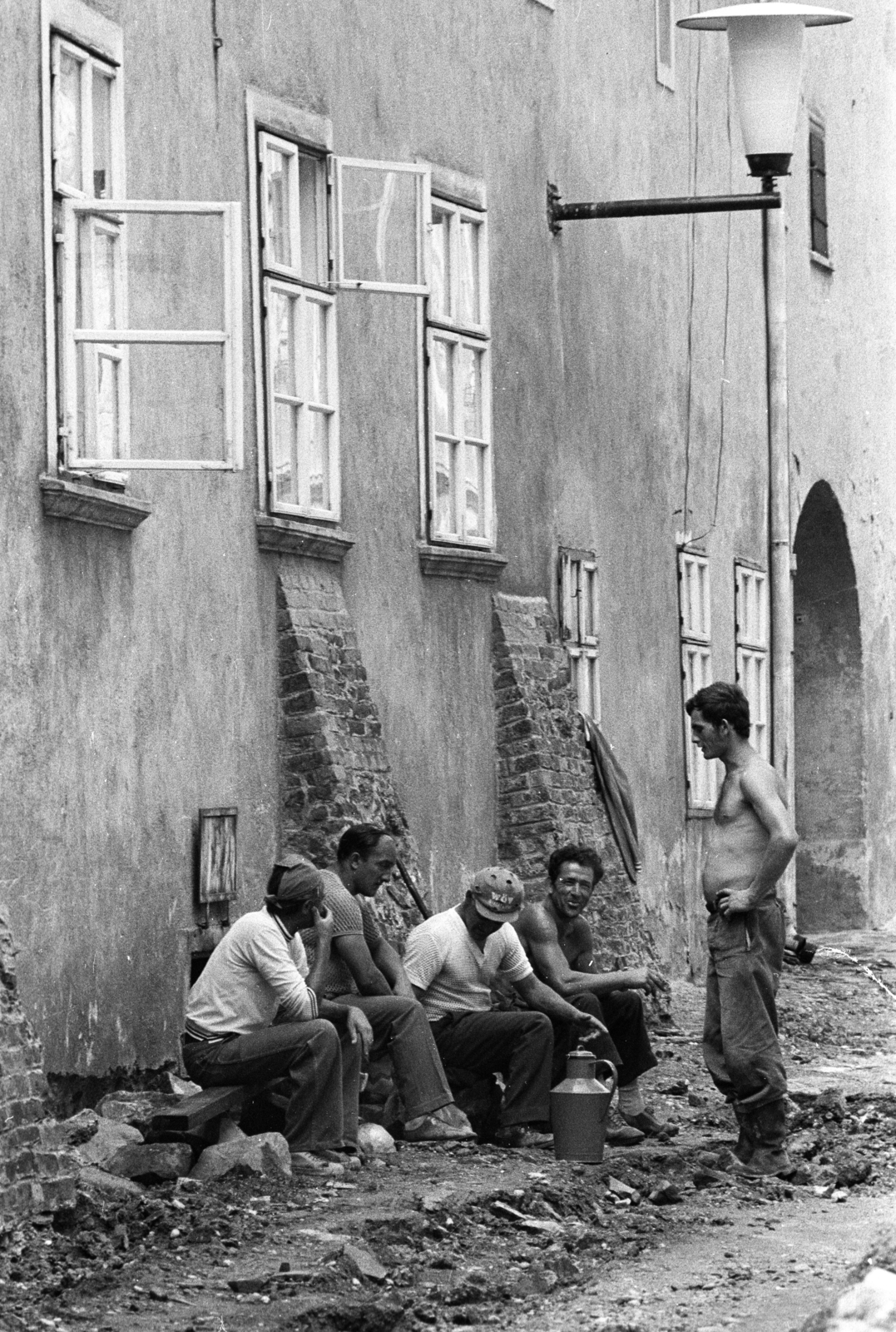 Magyarország, Kőszeg, Chernel utca a Rajnis utca felől nézve., 1978, Erdei Katalin, kanna, falikar, Fortepan #84977