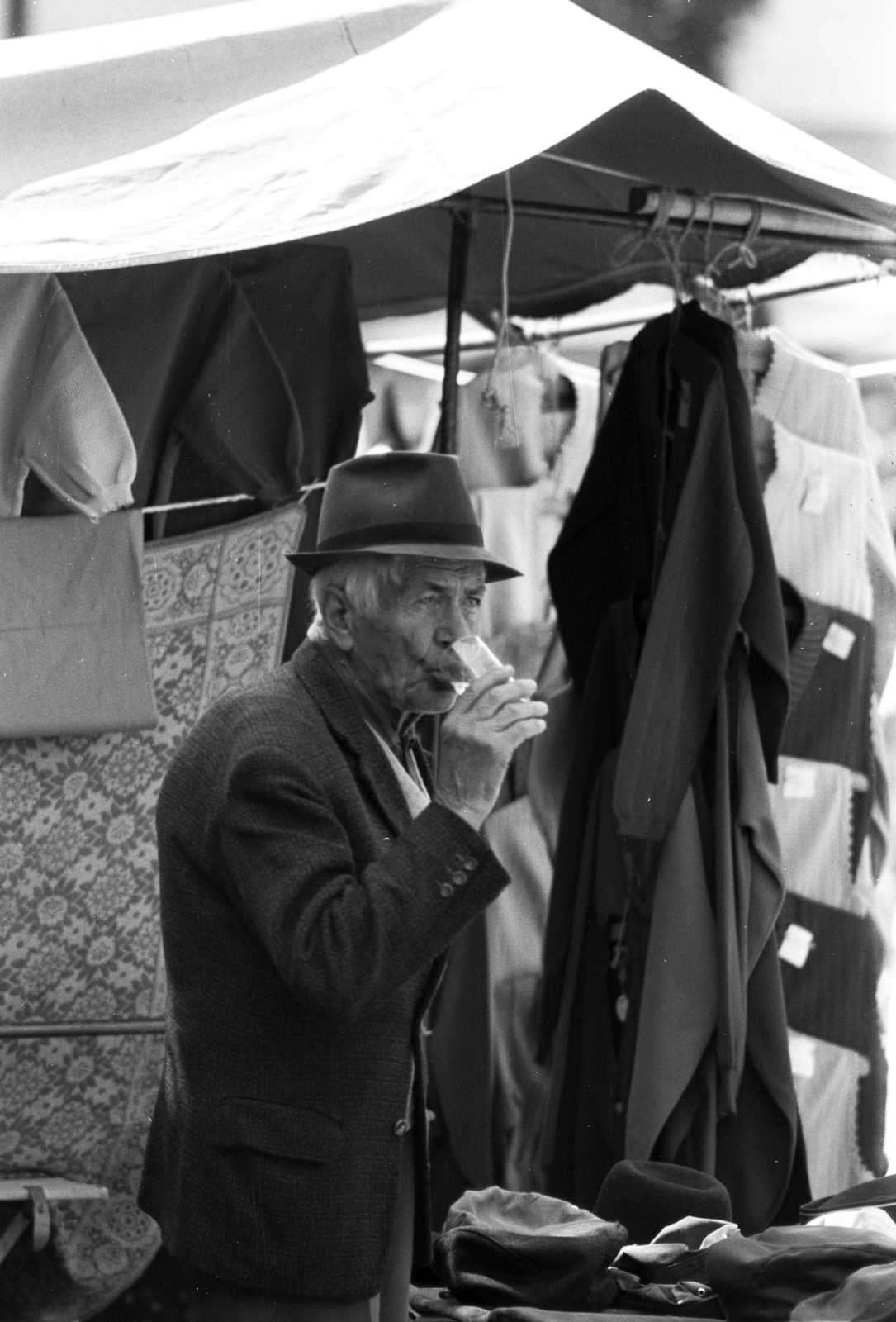 1977, Erdei Katalin, hat, market, drinking, glass, old person, Fortepan #84994