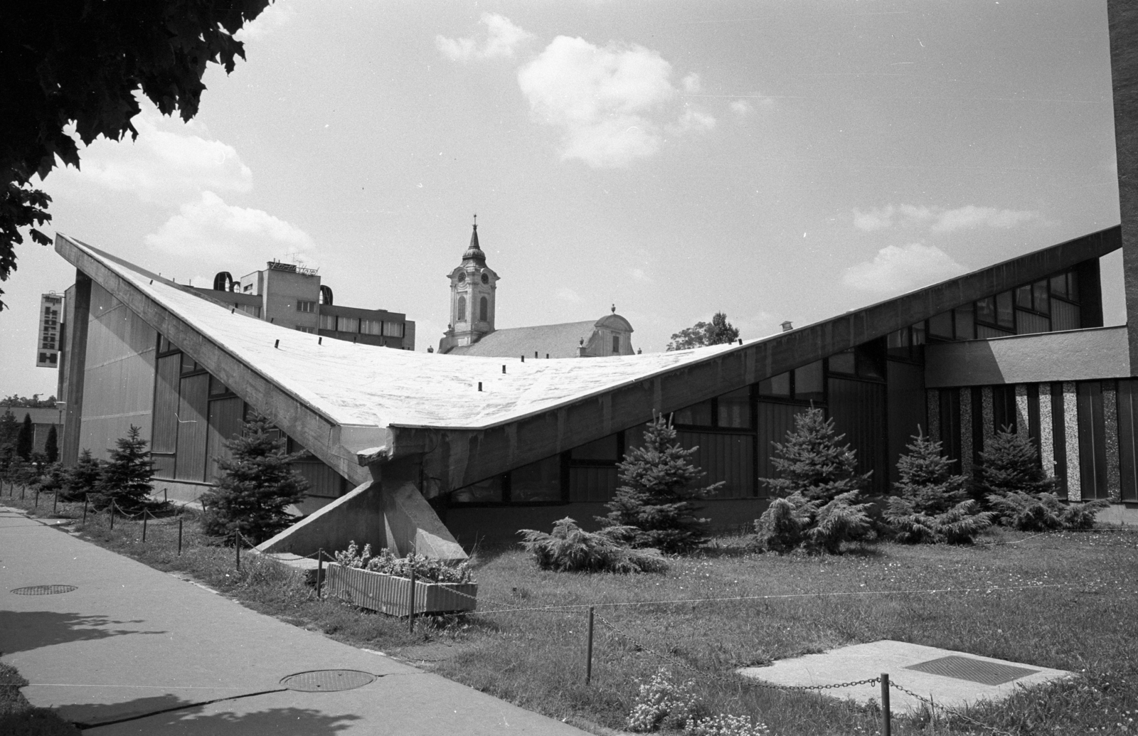 Hungary, Békéscsaba, Széchenyi utca - Derkovits sor sarok, balra a Körös Hotel, szemben az evangélikus Nagytemplom., 1977, Erdei Katalin, church, romanticism, Empire style, Lutheranism, Hyperbolic paraboloid shells , Fortepan #84997