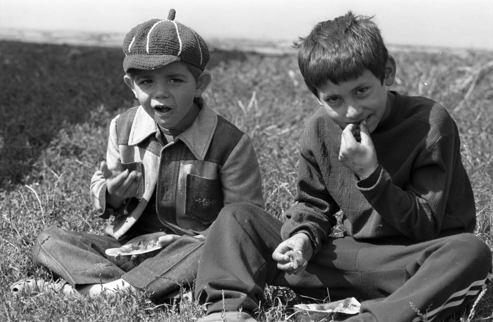 1977, Erdei Katalin, kids, cap, boys, double portrait, cross-legged sitting, wide sitting, sitting on the ground, Fortepan #84999