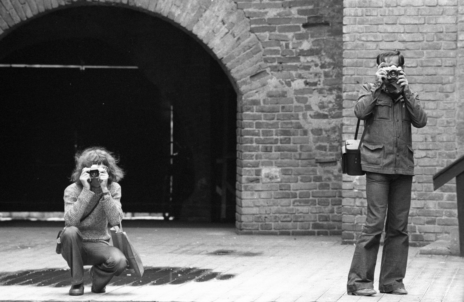 Hungary, Gyula, várudvar., 1978, Erdei Katalin, camera, photography, castle yard, squatting, Fortepan #85016