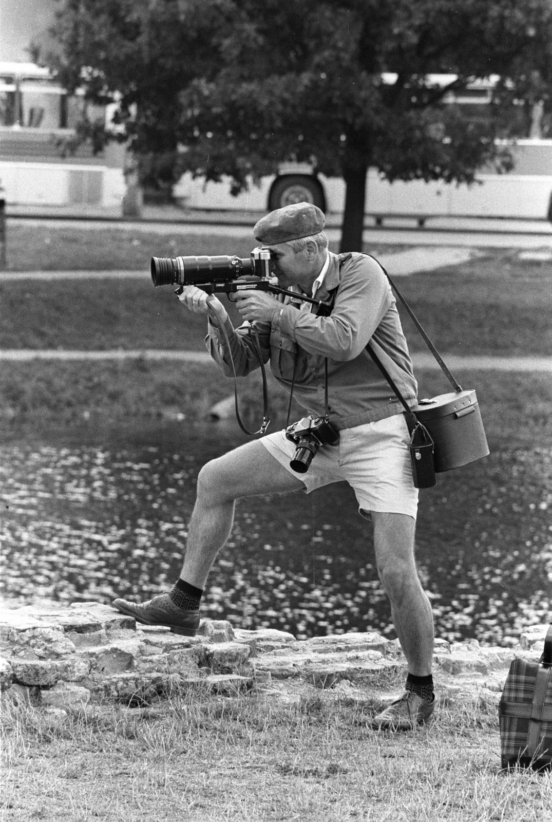 Hungary, Gyula, a fotós a vár mellett, a tóparton magasodó téglafal tetejénél áll., 1978, Erdei Katalin, camera, photography, photographer, Zenit-brand, photographic gun, Fortepan #85020