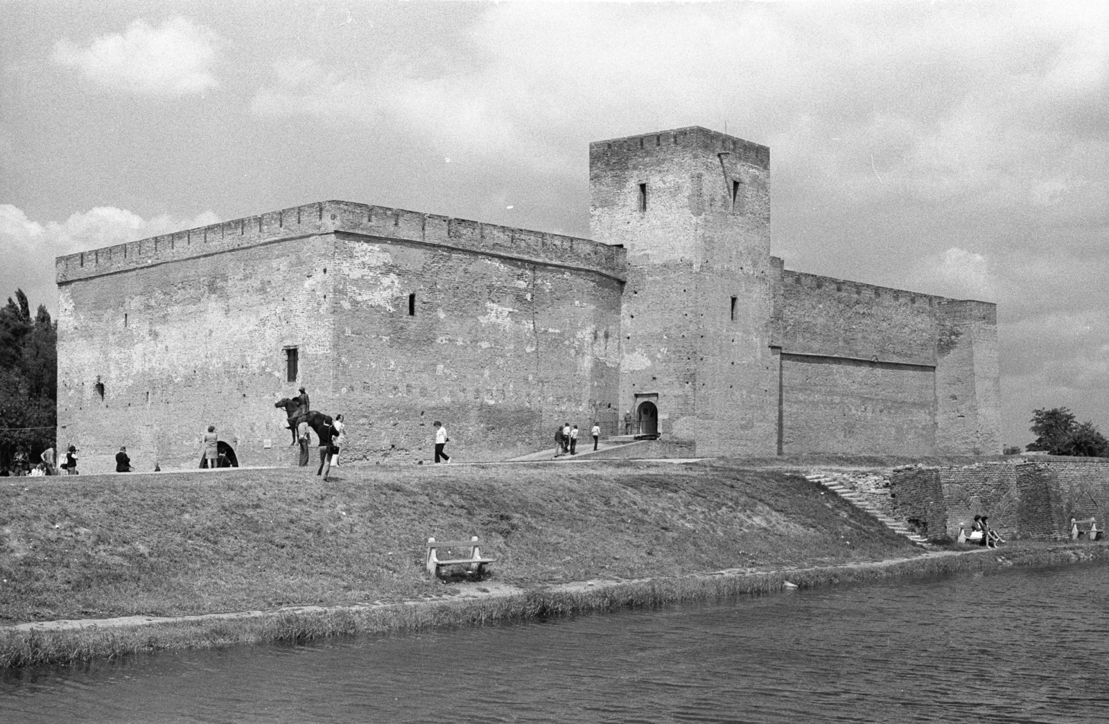 Hungary, Gyula, vár, előtte a Végvári vitéz szobra (Tóth Béla, 1974.)., 1978, Erdei Katalin, lake, fort, castle, horse sculpture, brick, Fortepan #85021