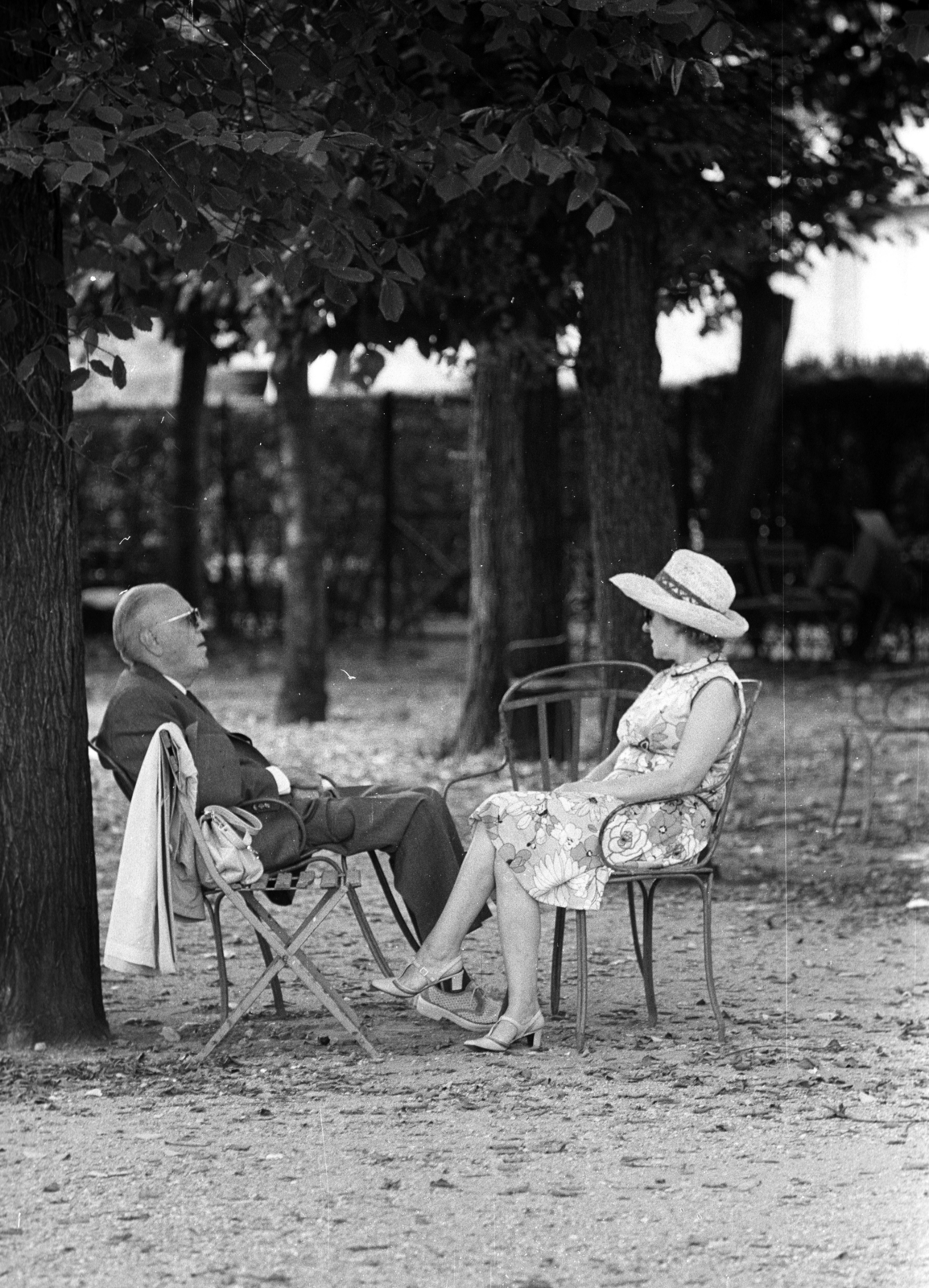 France, Paris, Tuileriák kertje., 1978, Erdei Katalin, chair, old person, leg over leg, Fortepan #85023