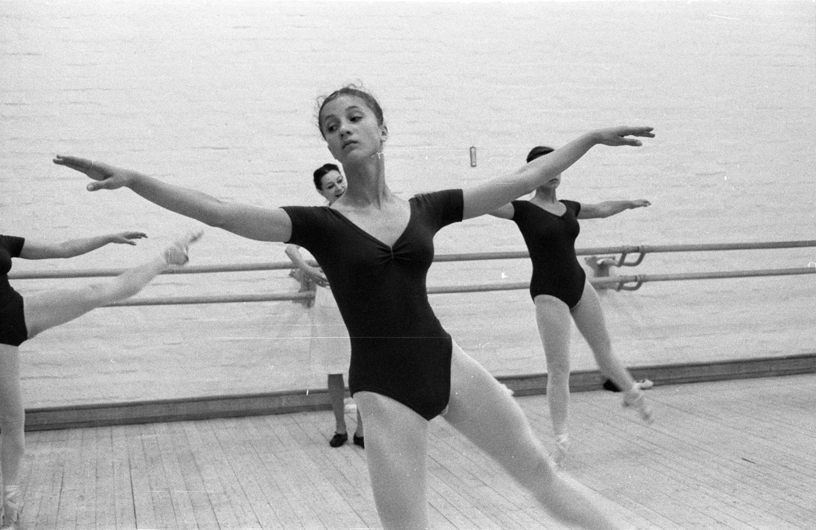 Hungary, Budapest VI., Andrássy út (Népköztársaság útja) 25., Állami Balettintézet. Volf Katalin növendék., 1980, Erdei Katalin, ballet, parquet floor, Budapest, dance room, Fortepan #85034