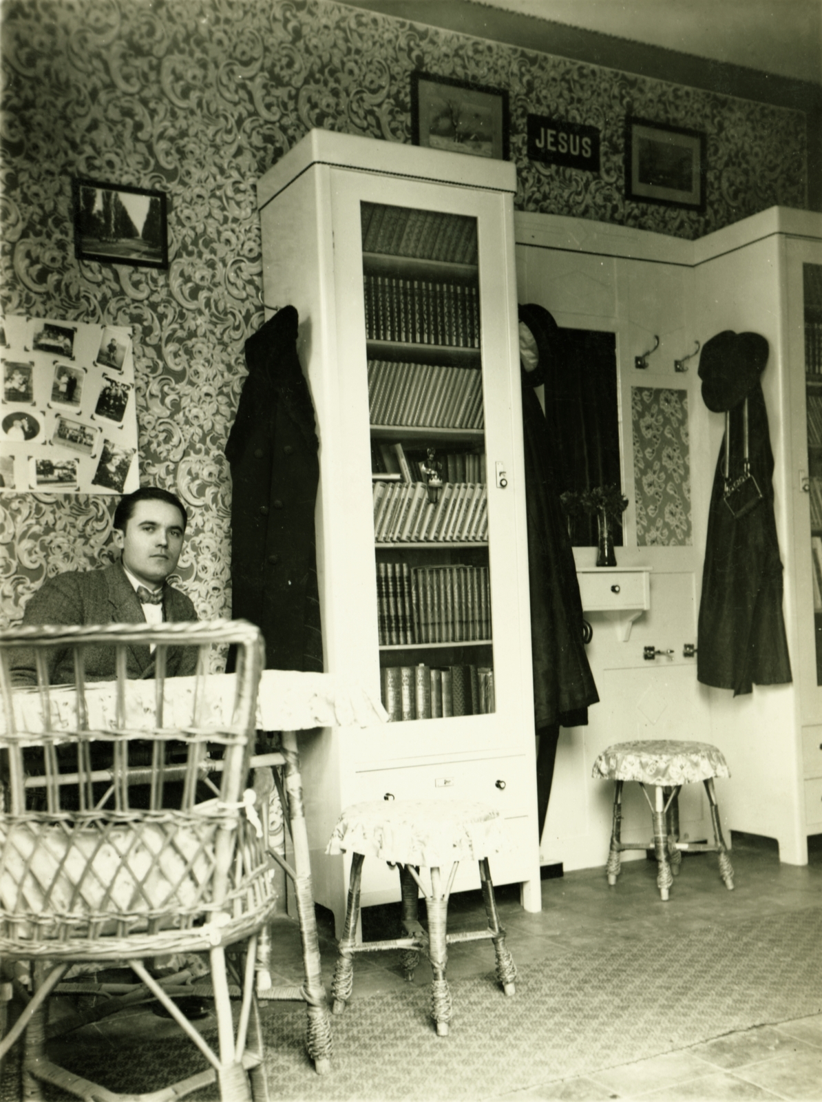 Magyarország, Hetes, tanítólakás előszobája., 1932, Nagy Józsefné dr, kalap, fonott szék, bútor, enteriőr, férfi, könyvtár, csokornyakkendő, könyvszekrény, Fortepan #85042