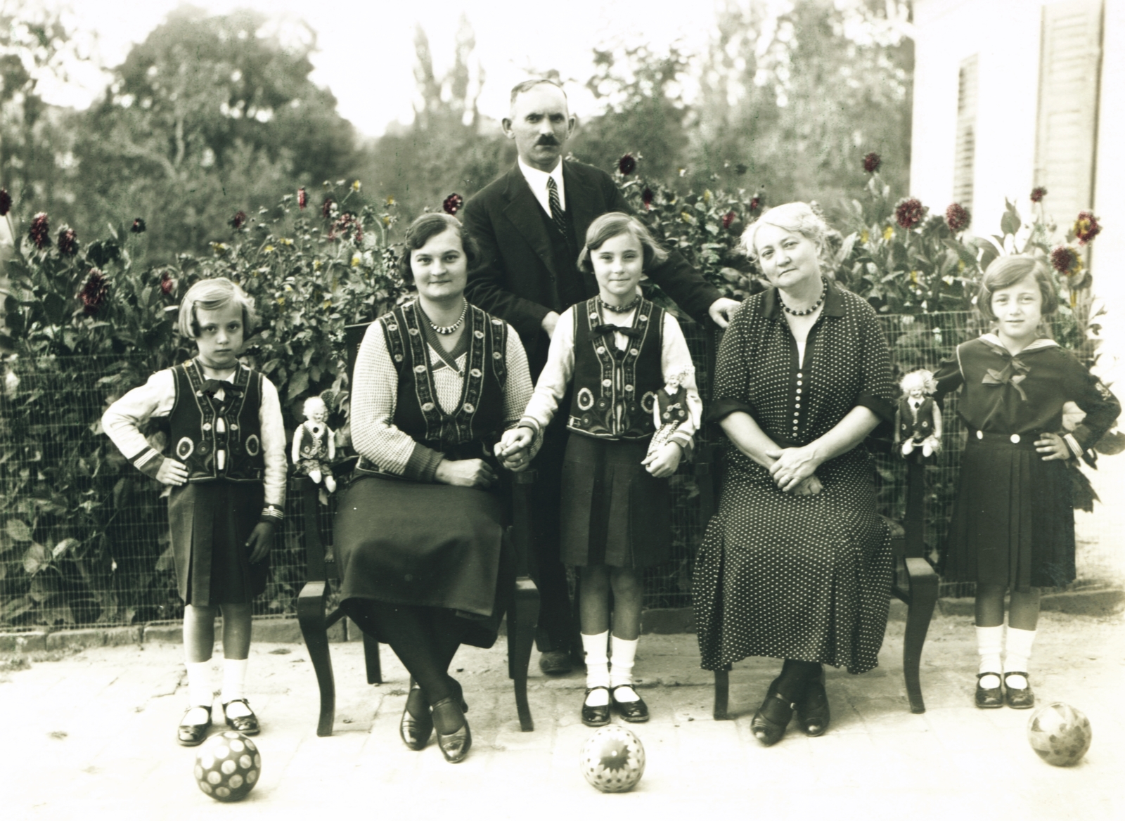 Magyarország, Szenna, református lelkész és családja egy ünnepnap délutánján., 1932, Nagy Józsefné dr, gumilabda, sérült kép, ünneplő ruha, Fortepan #85052