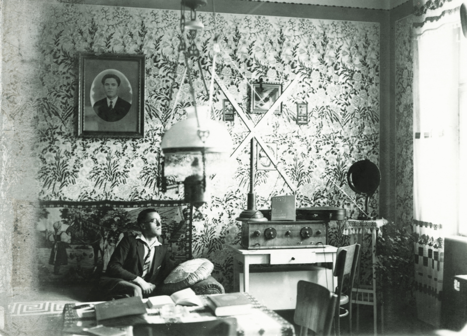 Magyarország, Hetes, 1930, Nagy Józsefné dr, könyv, bútor, rádió, antenna, enteriőr, férfi, falvédő, falikép, petróleumlámpa, tapéta, Fortepan #85055