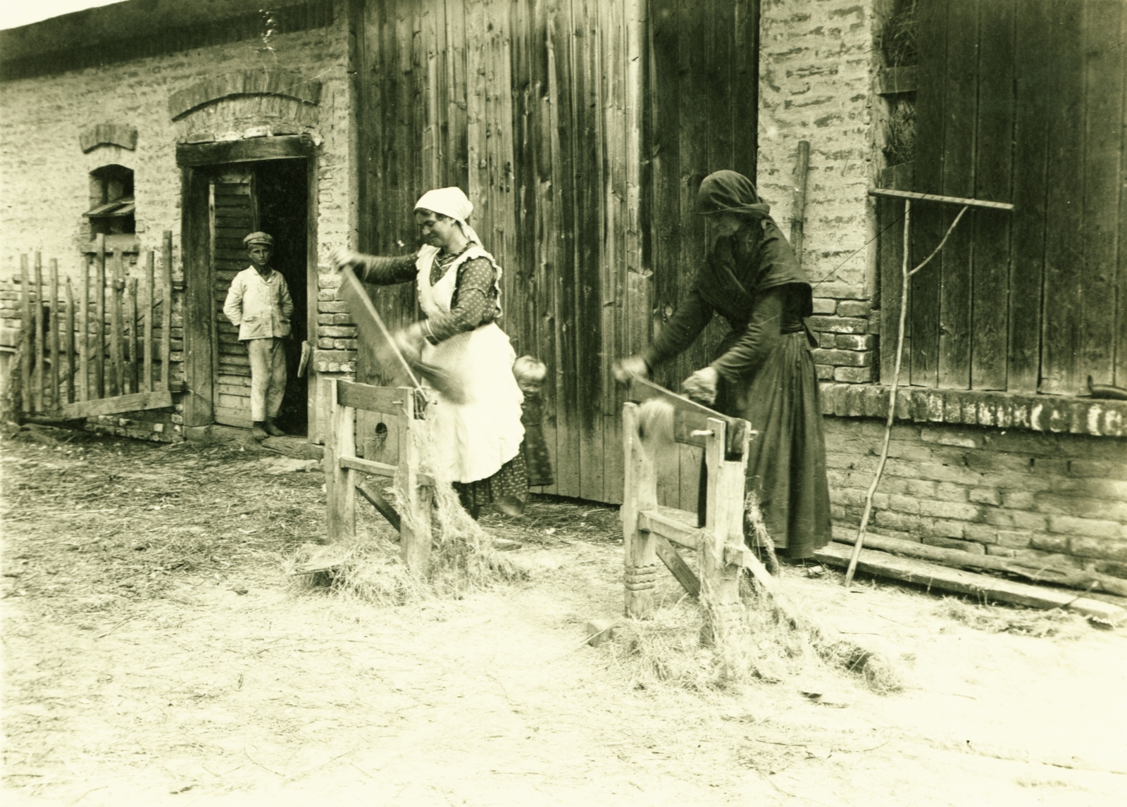 Magyarország, Csököly, kendert tiloló asszonyok a pajta előtt., 1930, Nagy Józsefné dr, gereblye, tiloló, kenderfeldolgozás, népviselet, Fortepan #85056