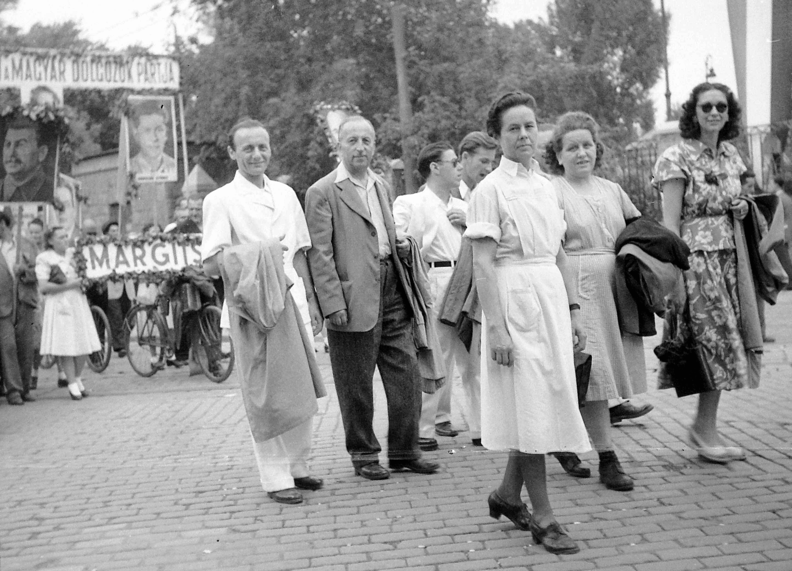 Magyarország, Budapest VI.,Budapest XIV., Dózsa György út, a Margit kórház felvonuló dolgozói, háttérben az Állatkert kerítése., 1948, Fortepan, Sztálin ábrázolás, Budapest, Fortepan #8506