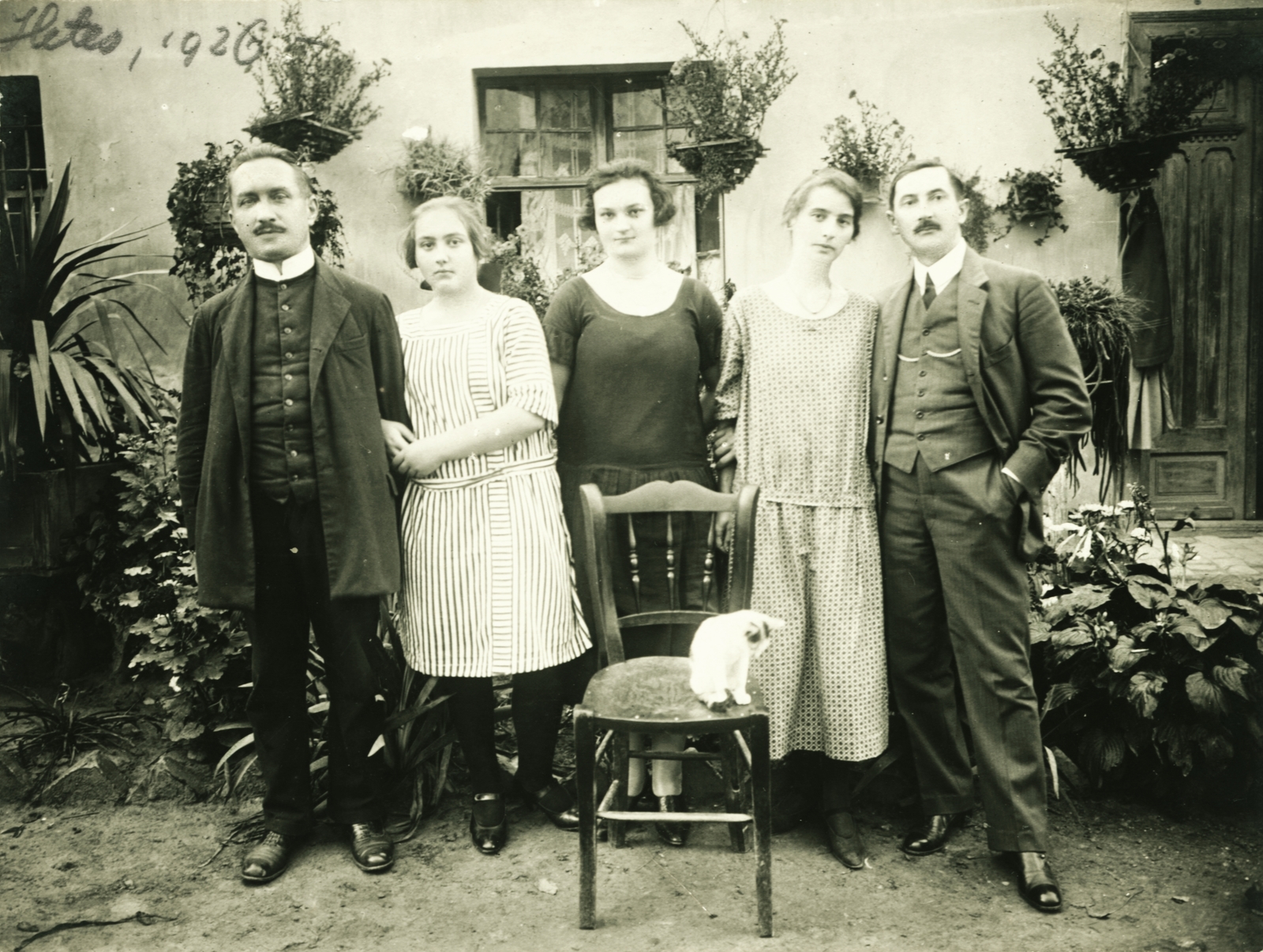 Hungary, Hetes, református lelkész vendégeivel., 1926, Nagy Józsefné dr, cat, tableau, women, men, chair, Fortepan #85061