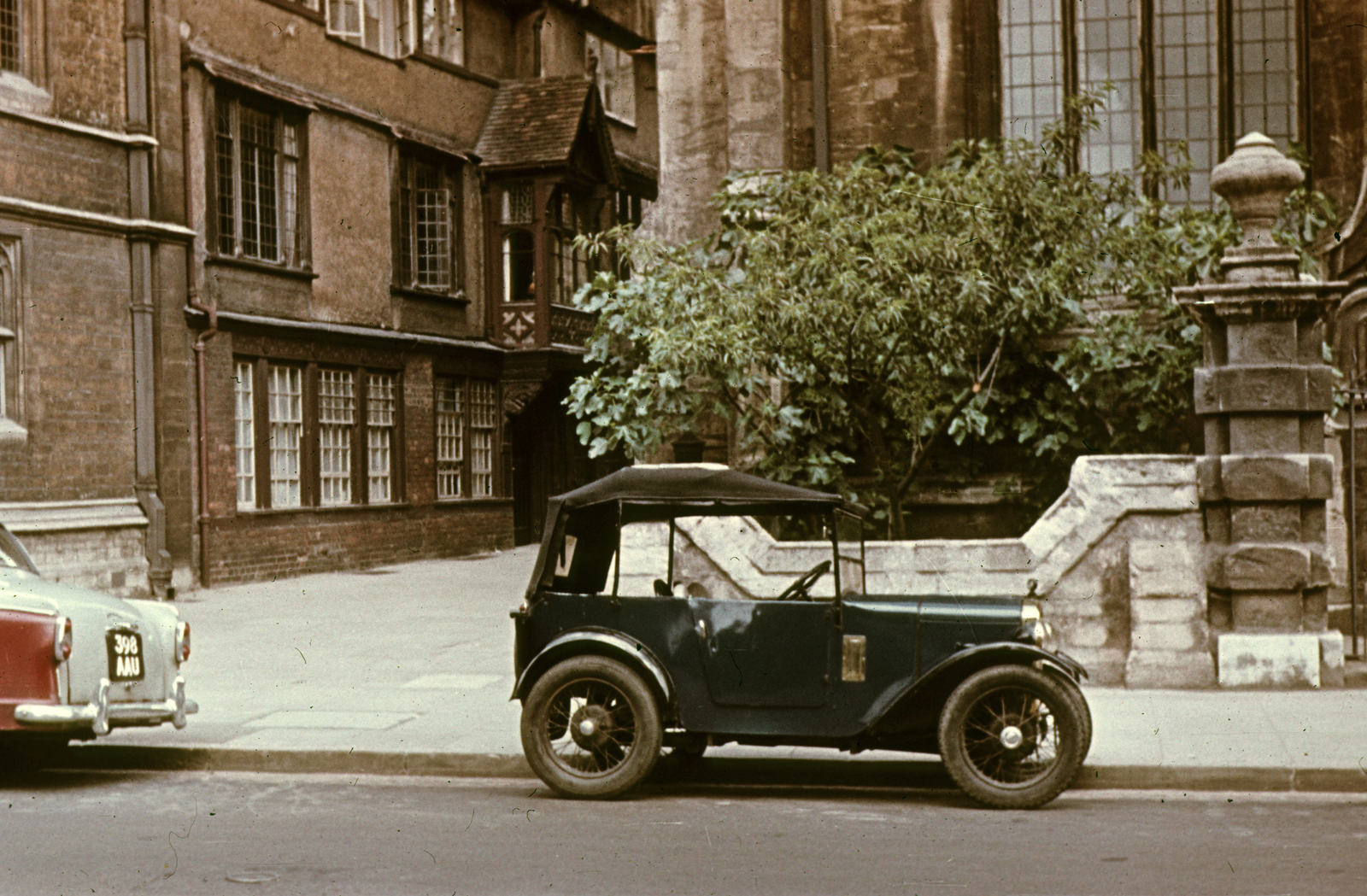 Egyesült Királyság, Oxford, High Street, szemben a Saint Mary's passage, jobbra a Szűz Mária-templom (Egyetemi templom) bejárata., 1961, Métneki János dr, színes, automobil, rendszám, Austin Seven, Fortepan #85092