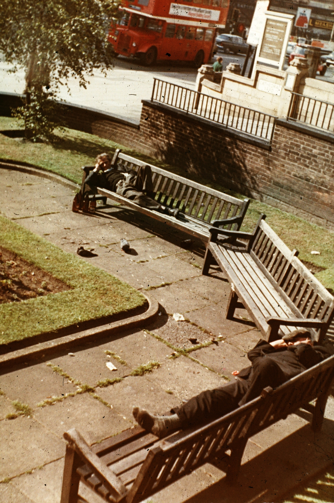United Kingdom, Manchester, Cathedral Yard., 1961, Métneki János dr, colorful, bus, bench, double-decker, lying on a bench, Fortepan #85096