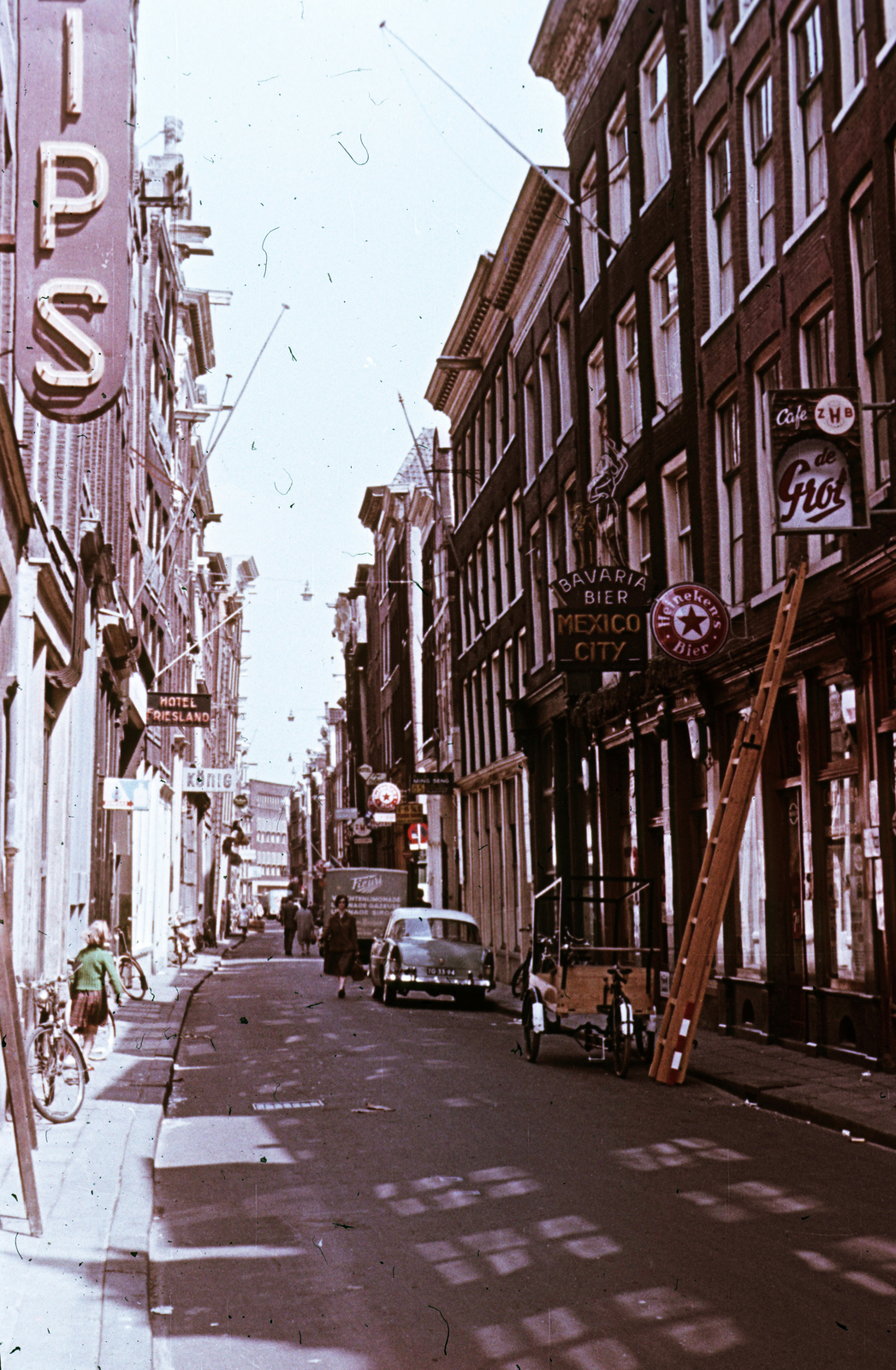 Netherlands, Amsterdam, Warmoesstraat a Nieuwebrugsteeg felé nézve., 1962, Métneki János dr, bicycle, colorful, street view, ladder, Heineken-brand, Fortepan #85113