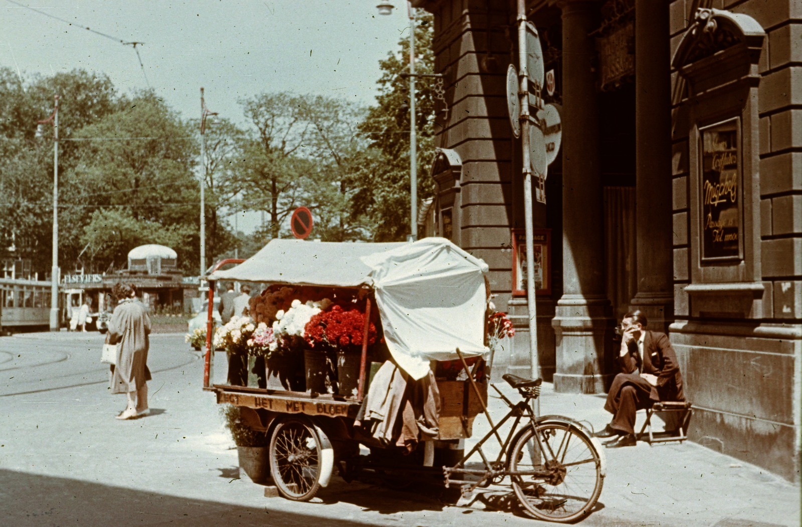 Netherlands, The Hague, Buitenhof - Kettingstraat sarok, jobbra a "De Passage" bejárata., 1962, Métneki János dr, colorful, tricycle, florist, hand seller, Fortepan #85117