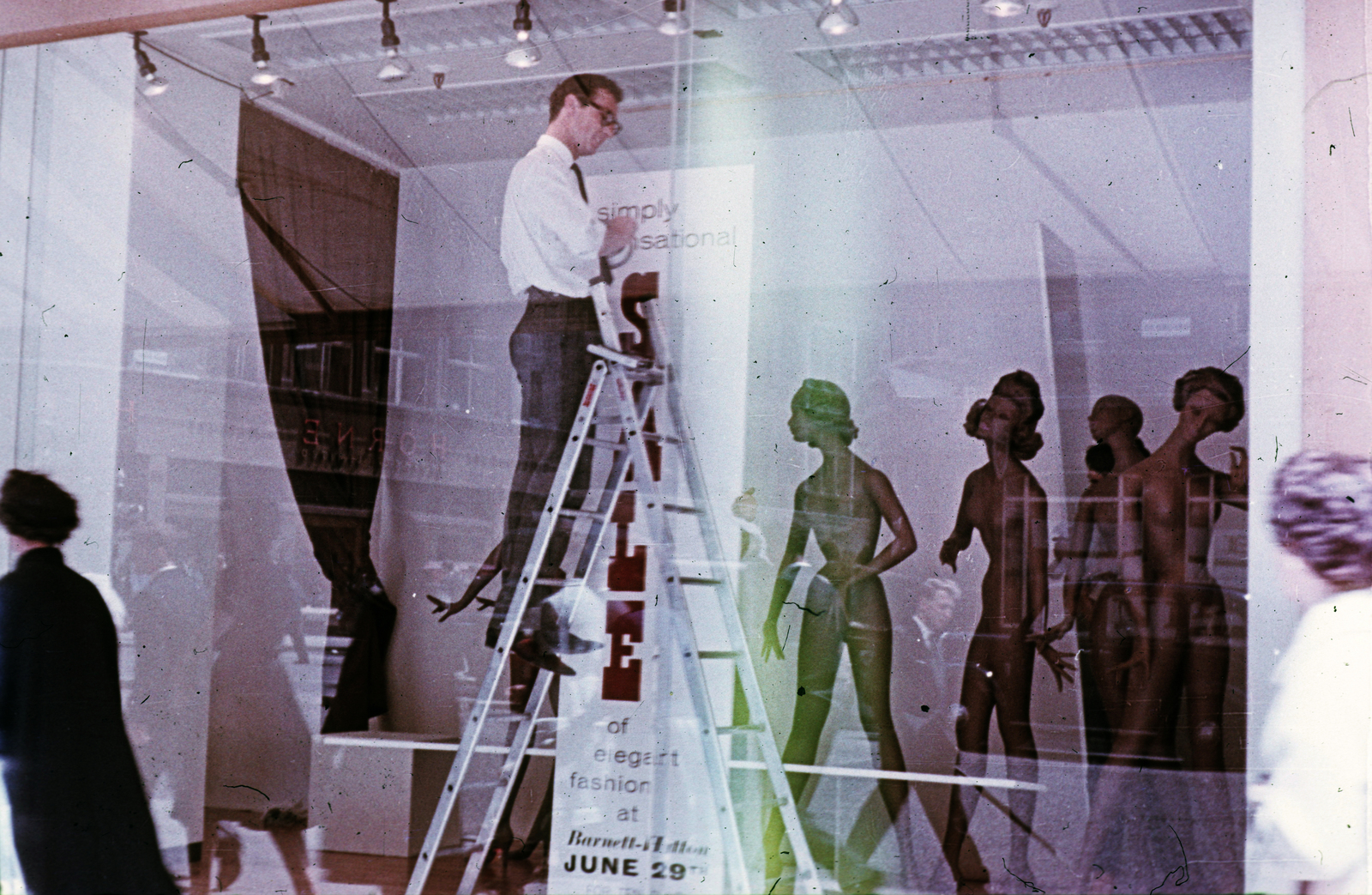 United Kingdom, 1961, Métneki János dr, colorful, mannequin, ladder, Show window, Fortepan #85125