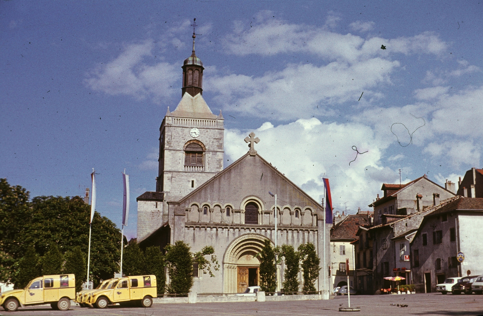 France, Évian-les-Bains, Place de l'Église, Mária Mennybemenetele templom., 1966, Métneki János dr, church, flag, French brand, Citroën-brand, automobile, Fortepan #85126