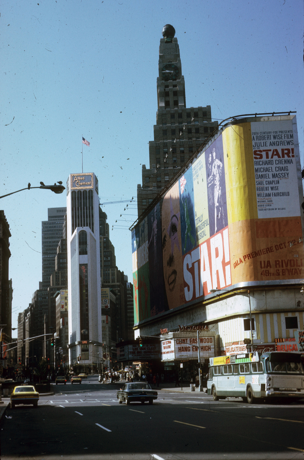 Amerikai Egyesült Államok, New York, Broadway, középen a Nyugati 43. utca kereszteződésénél a Times Tower., 1968, Métneki János dr, színes, autóbusz, utcakép, felhőkarcoló, automobil, Fortepan #85127