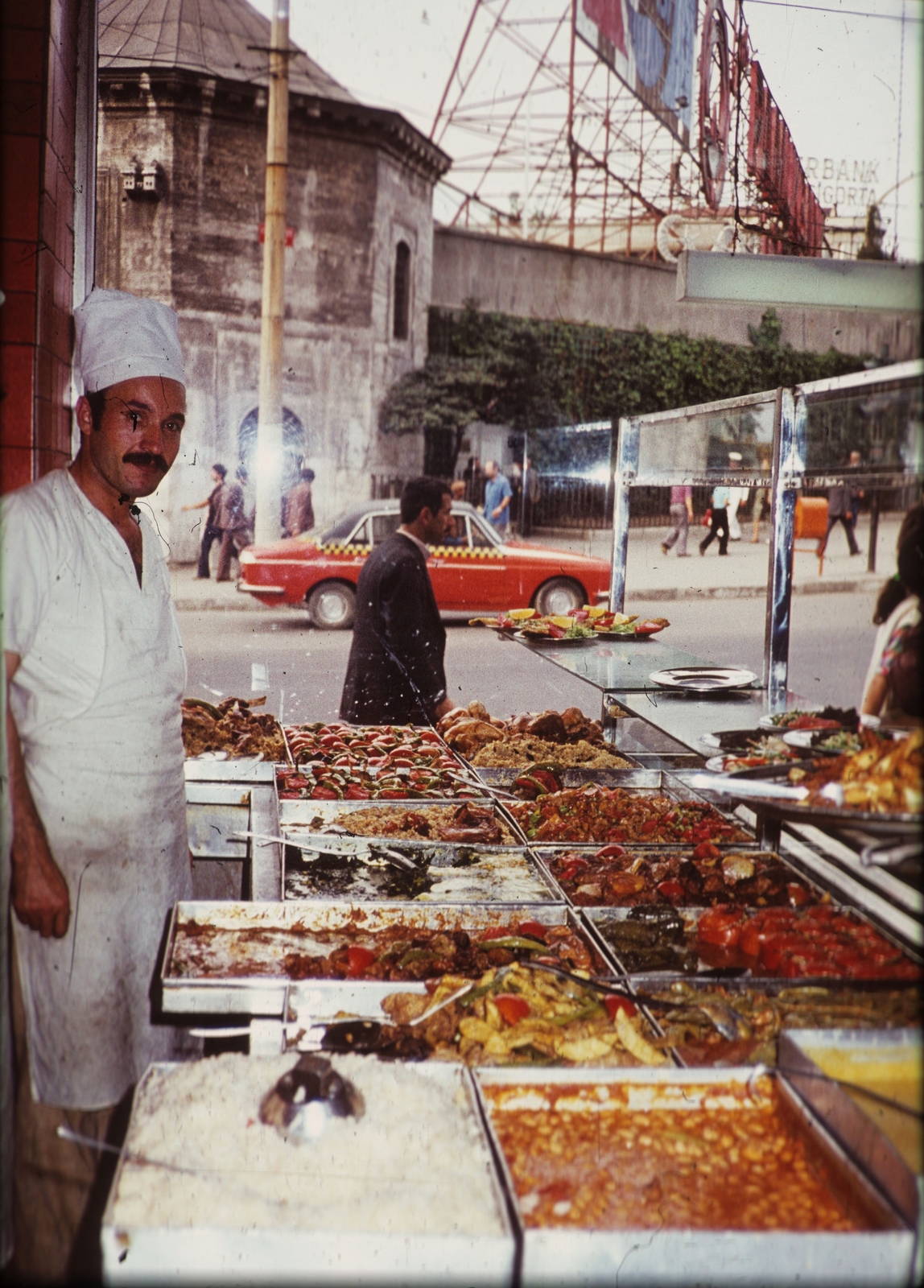 Turkey, Istanbul, İstiklal sugárút (İstiklal Caddesi), jobbra a Taksim tér (Taksim Meydanı)., 1978, Métneki János dr, colorful, taxicab, automobile, Fortepan #85141