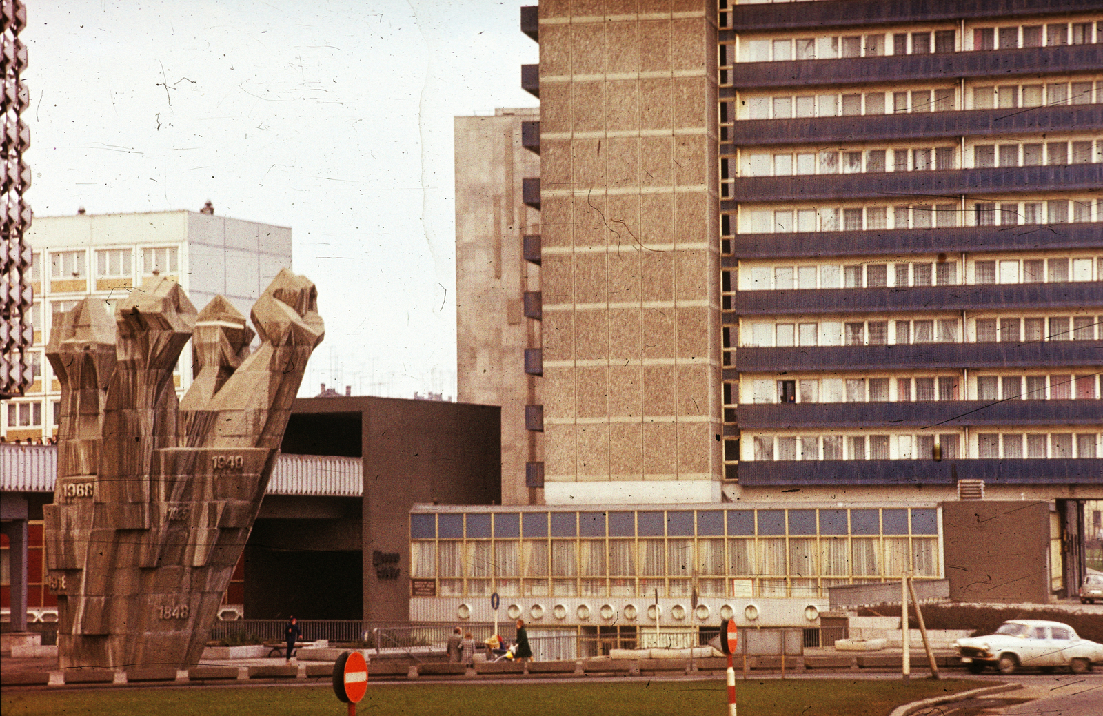 Németország, Halle, Riebeckplatz (Ernst Thälmann Platz), a Forradalmi munkásmozgalom harcának emlékműve ("Ököl") (Denkmal Kampf der revolutionären Arbeiterbewegung ("Fäuste"), Heinz Beberniss, Gerd Lichtenfeld, Sigbert Fliegel, 1970.)., 1976, Métneki János dr, színes, szobor, emlékmű, NDK, GAZ M21 Volga, Fortepan #85143