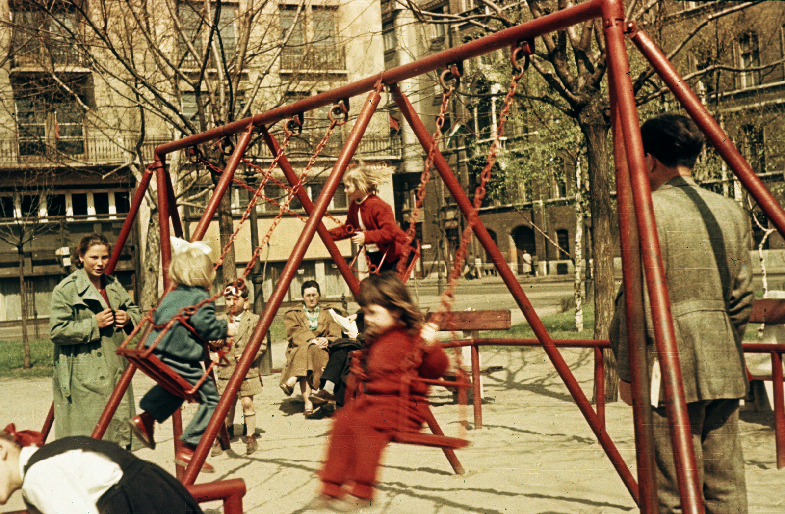 Hungary, Budapest V., játszótér a Kossuth Lajos tér északi oldalán, jobbra a Balassi Bálint utca., 1960, Métneki János dr, playground, colorful, swing, Budapest, Best of, Fortepan #85148