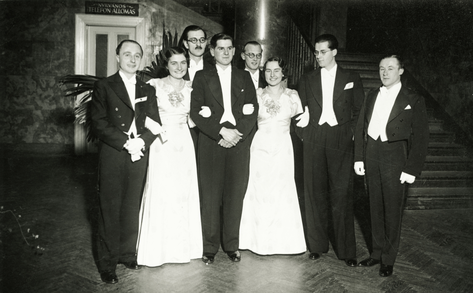 Magyarország, Budapest VI., Teréz körút 43. Béke (Britannia) szálló., 1936, Császy Alice, csoportkép, szemüveg, telefonfülke, társaság, bál, parketta, frakk, csokornyakkendő, Budapest, Fortepan #85161