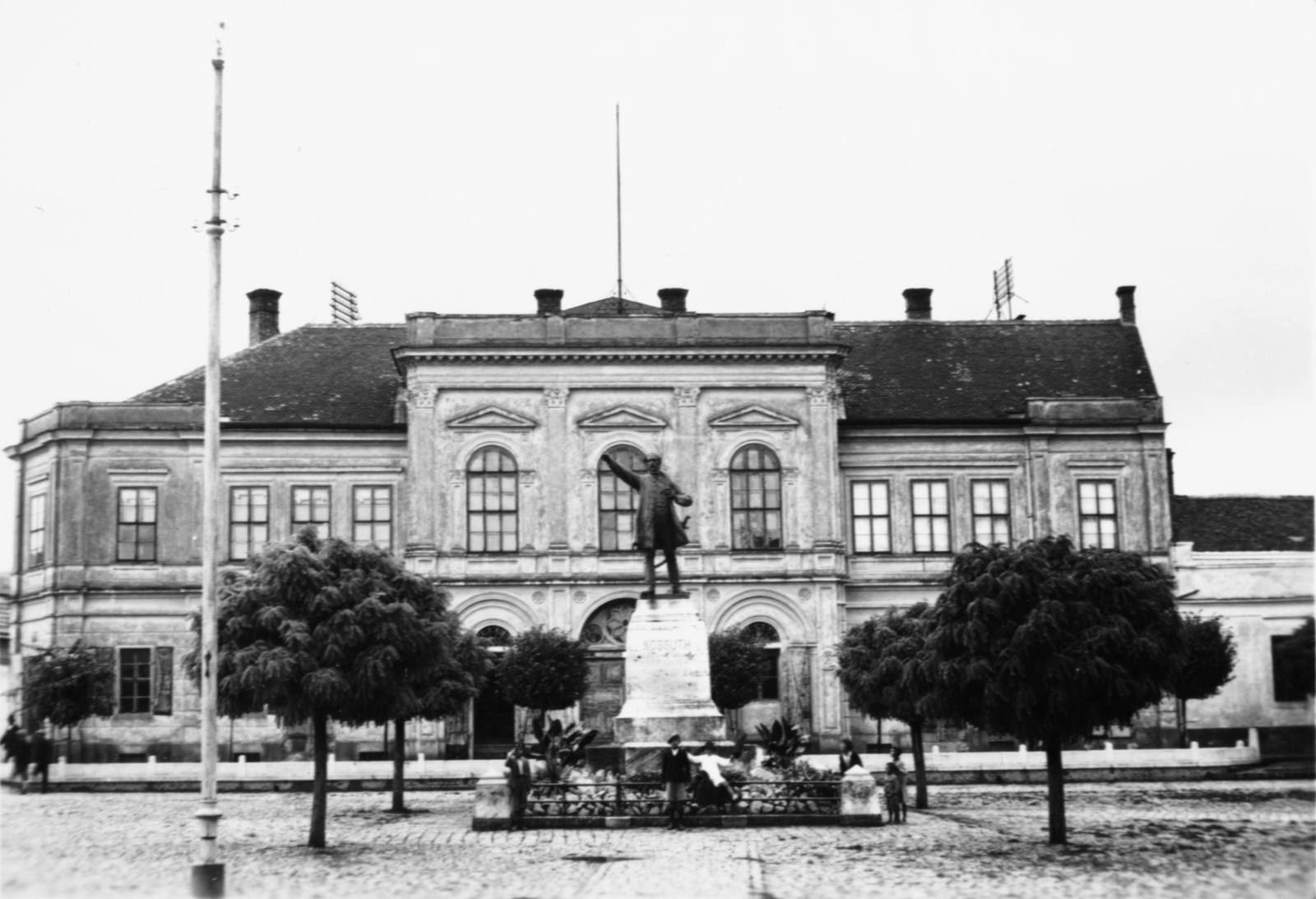 Hungary, Hajdúnánás, Köztársaság (Fő) tér, Kossuth Lajos szobor (Horvay János, 1904.), háttérben a Városháza., 1936, Császy Alice, sculpture, Lajos Kossuth-portrayal, Fortepan #85171