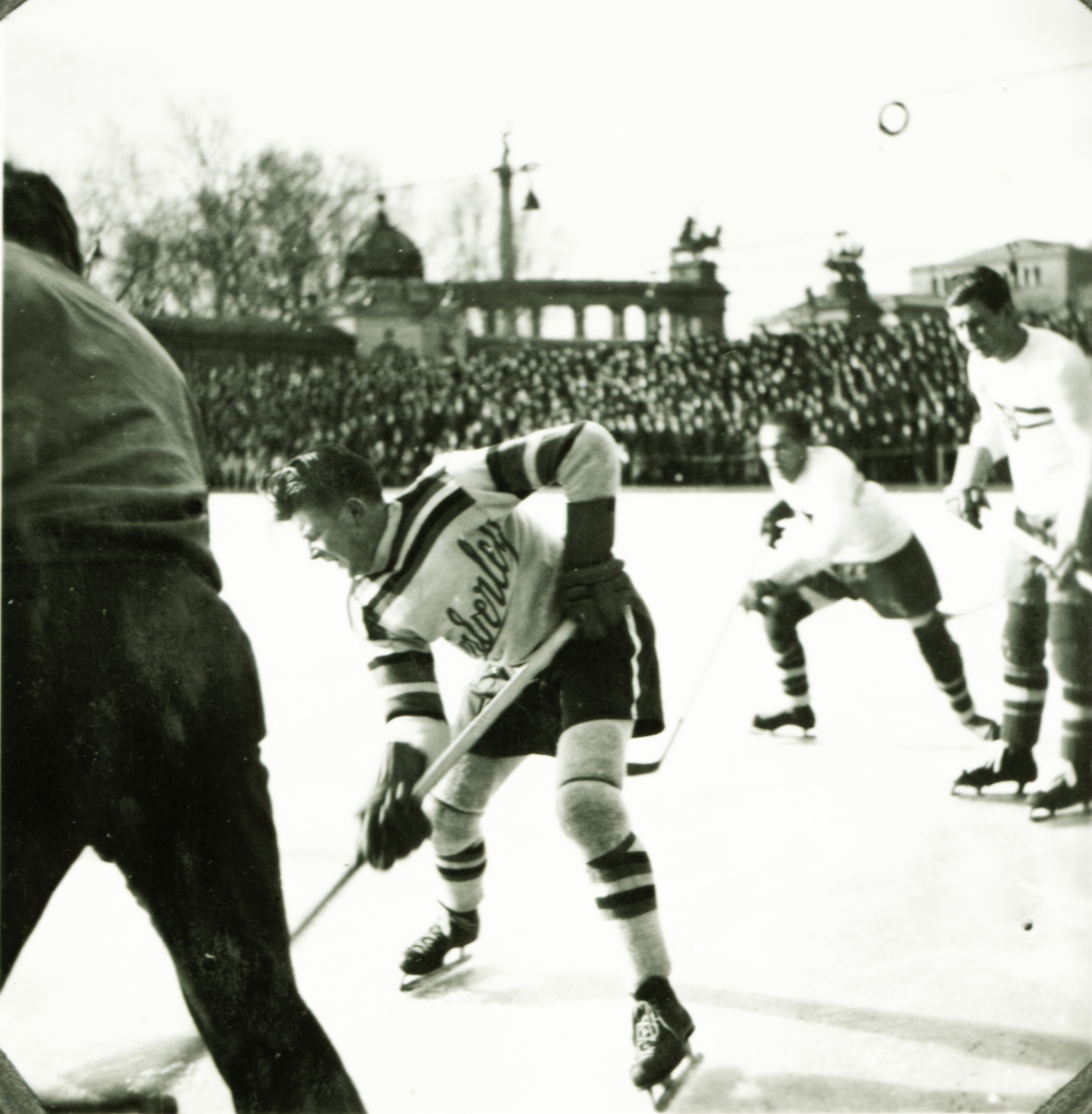 Hungary, Budapest XIV., Műjégpálya, a kanadai Kimberley Dynamiters jégkorongcsapat vendégjátéka a magyar válogatott ellen 1937. január 10-én., 1937, Császy Alice, ice skate, Budapest, ice hockey, Fortepan #85172