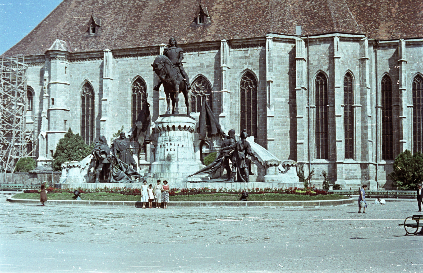 Romania,Transylvania, Cluj-Napoca, Fő tér, Hunyadi Mátyás emlékműve, háttérben a Szent Mihály-templom., 1958, Császy Alice, colorful, sculpture, King Mathias portrayal, Fortepan #85178