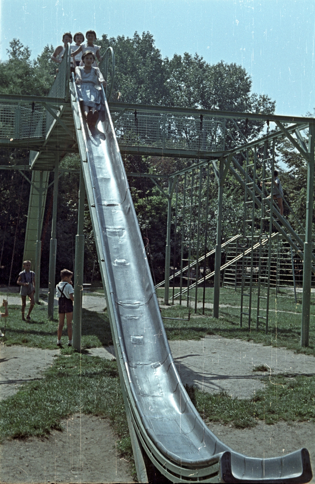 Románia,Erdély, Kolozsvár, Parcul Victor Babes., 1958, Császy Alice, játszótér, színes, csúszda, Fortepan #85181