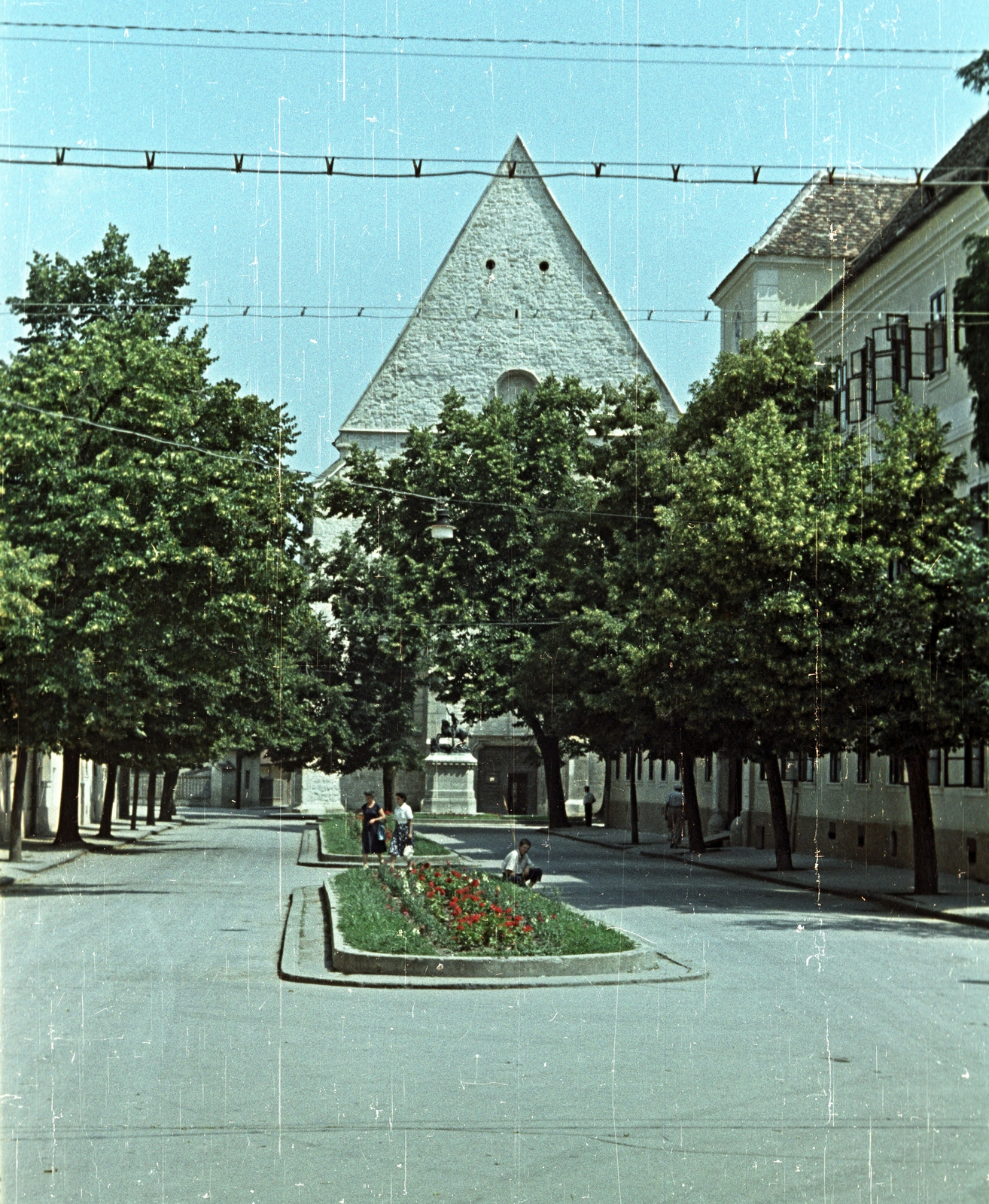 Romania,Transylvania, Cluj-Napoca, Farkas utca (Strada Mihail Kogălniceanu), a református templom előtt a Kolozsvári-fivérek prágai Sárkányölő Szent György szobrának másolata., 1958, Császy Alice, colorful, dragon portrayal, Saint George-portrayal, Fortepan #85183