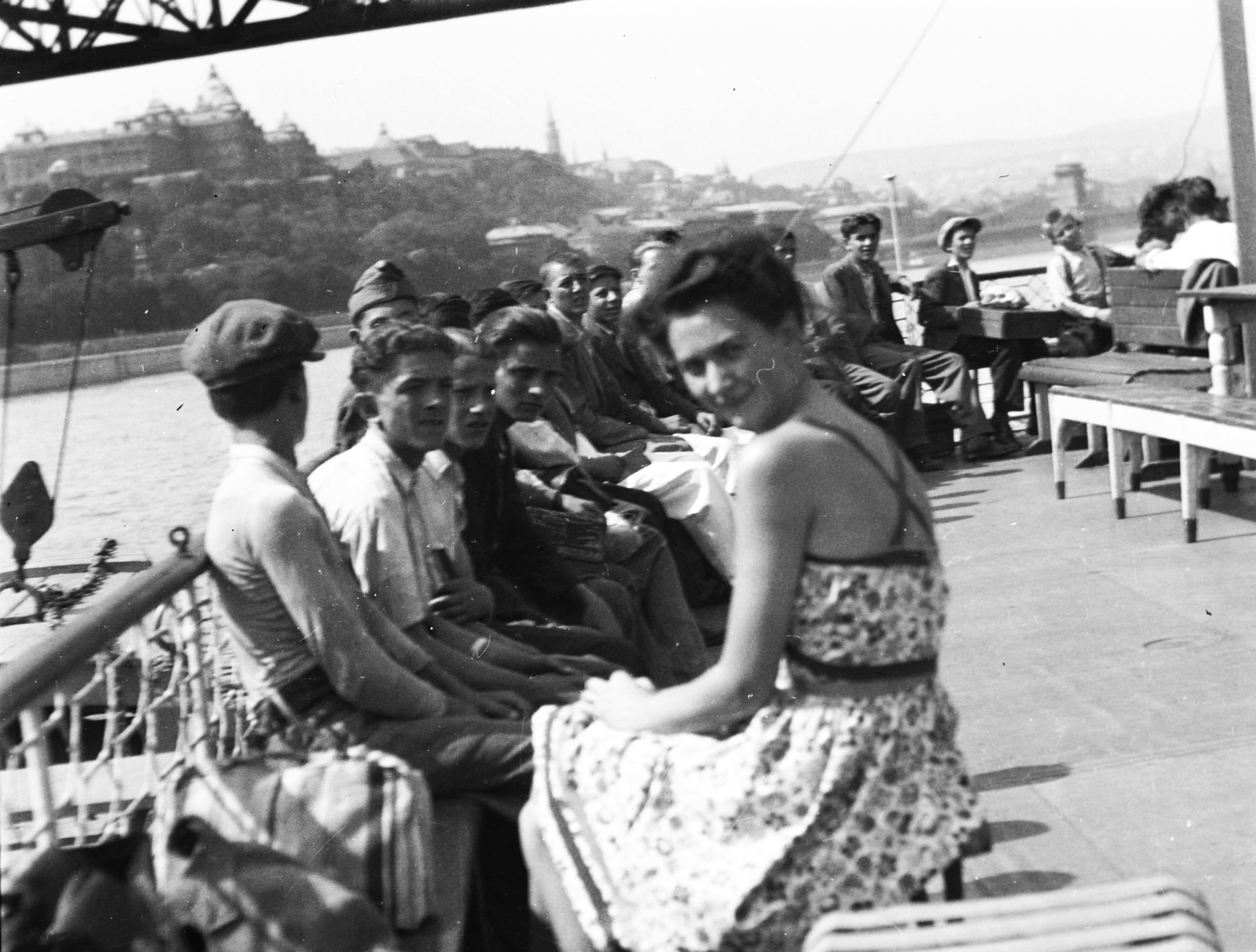 Hungary, Budapest I., hajó a Dunán az Erzsébet híd alatt. Háttérben a Királyi Palota (később Budavári Palota) és a Széchenyi Lánchíd., 1940, Császy Alice, Budapest, Fortepan #85210