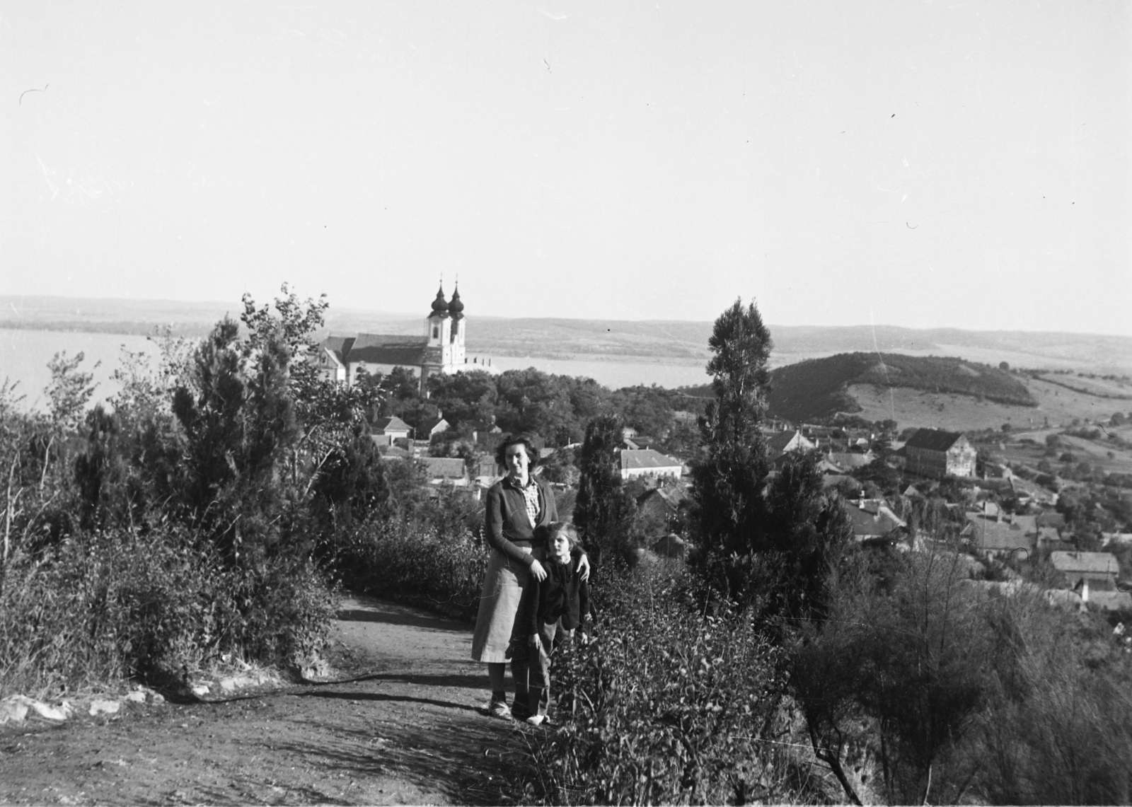 Hungary,Lake Balaton, Tihany, Visszhang domb, háttérben az apátság., 1953, Császy Alice, picture, church, abbey, Fortepan #85213