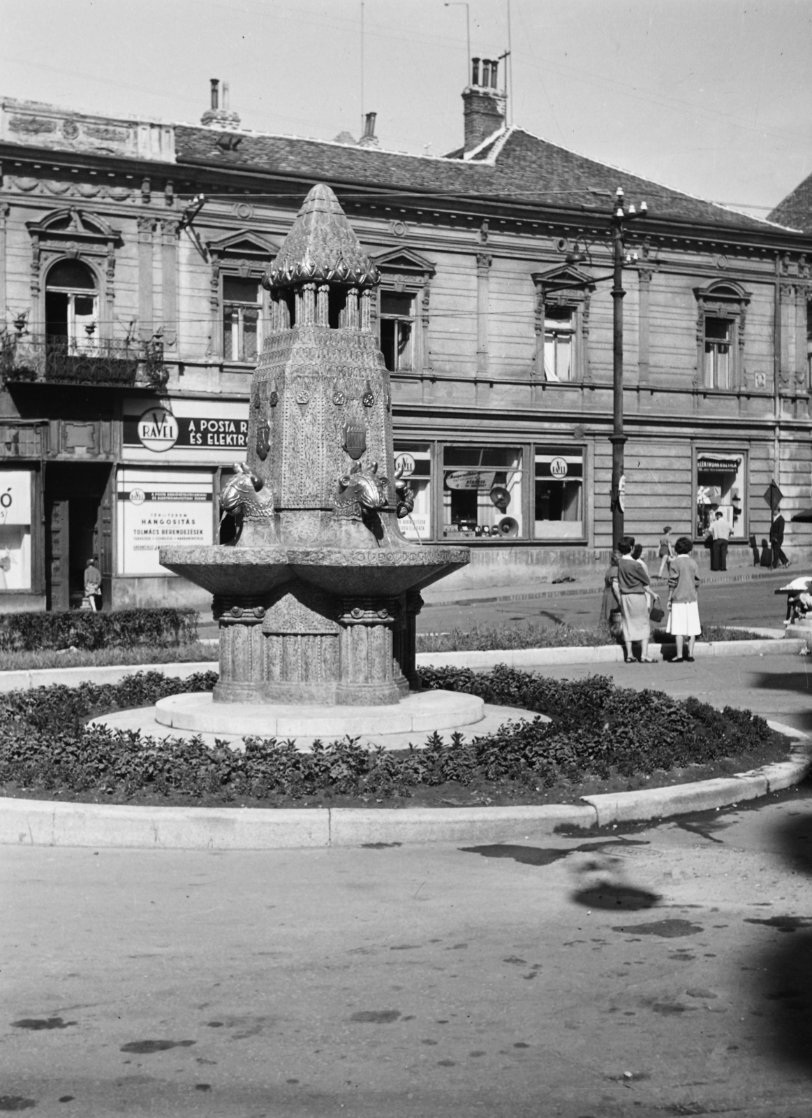 Hungary, Pécs, Széchenyi tér, Zsolnay-kút., 1954, Császy Alice, fountain, Zsolnay porcelain, ceramics, Fortepan #85232