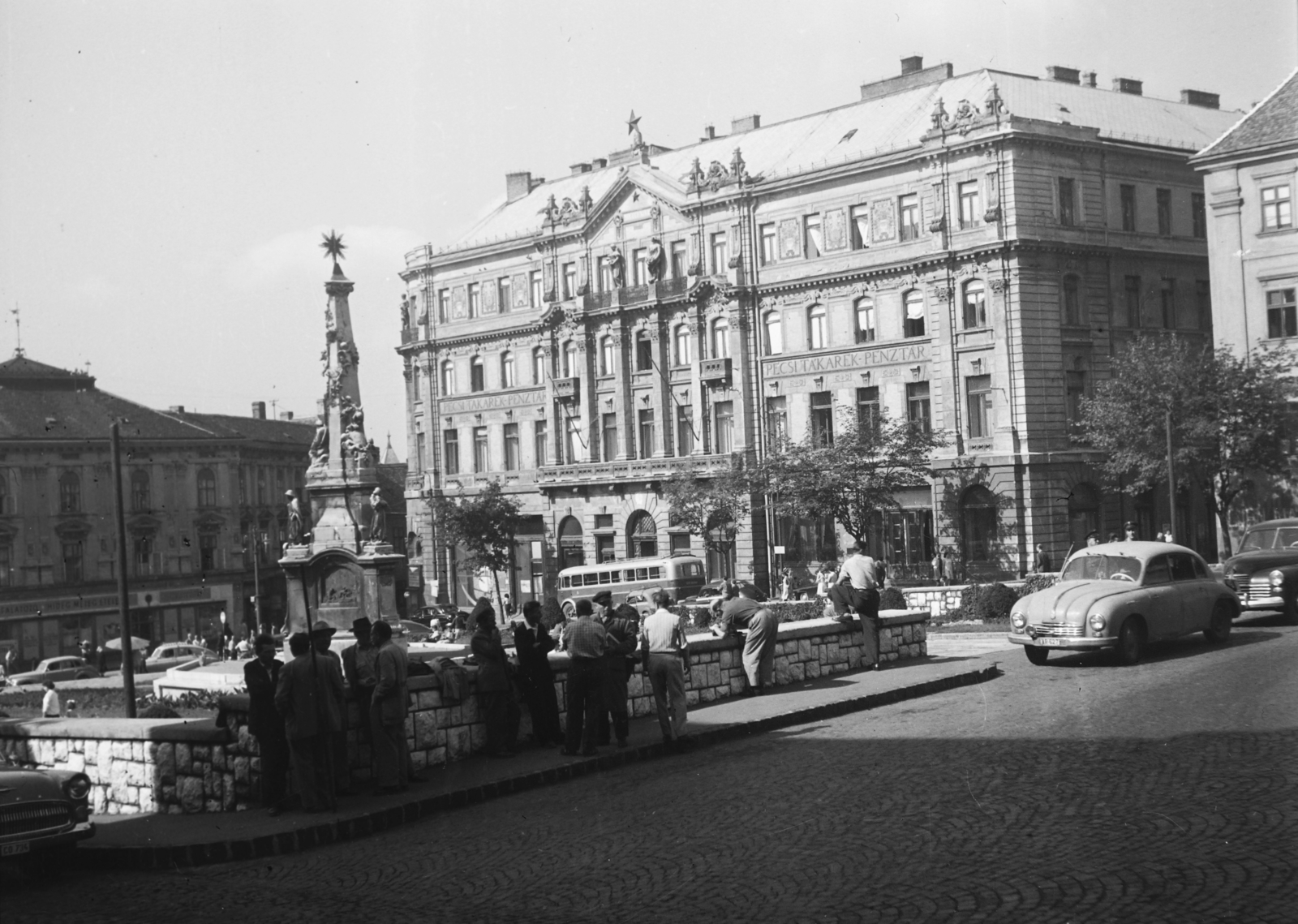 Hungary, Pécs, Széchenyi tér, középen a Szentháromság-szobor, szemben a Megyeháza., 1954, Császy Alice, bus, square, Red Star, public building, automobile, M20 Pobeda, savings bank, Holy Trinity Statue, Fortepan #85233