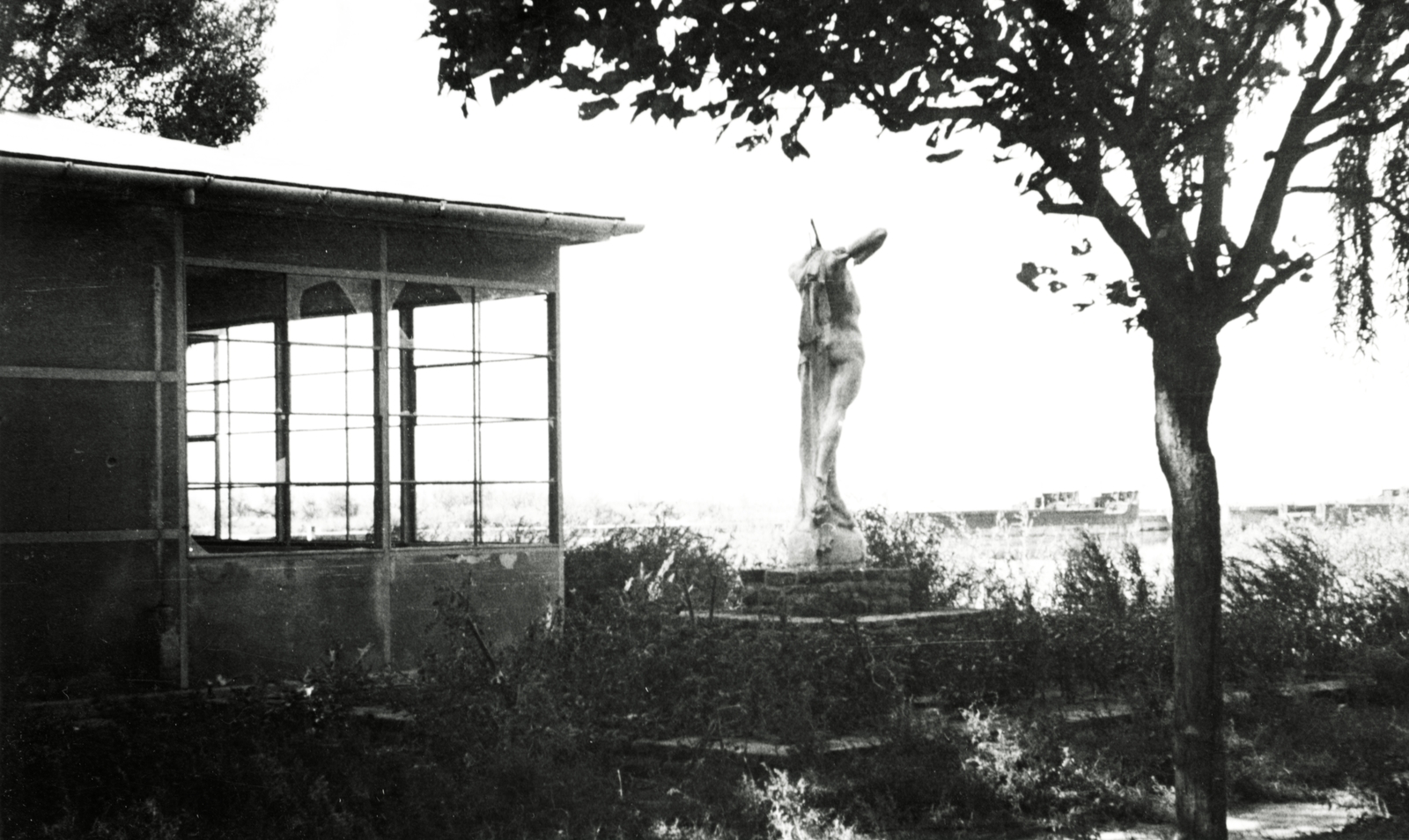 Magyarország,Balaton, Siófok, MAC klubház kertje, a Horthy István emlékére állított "Ad Astra" szobor, sérülten., 1945, Ember Károly dr., üvegkár, fa, ablak, Fortepan #85235