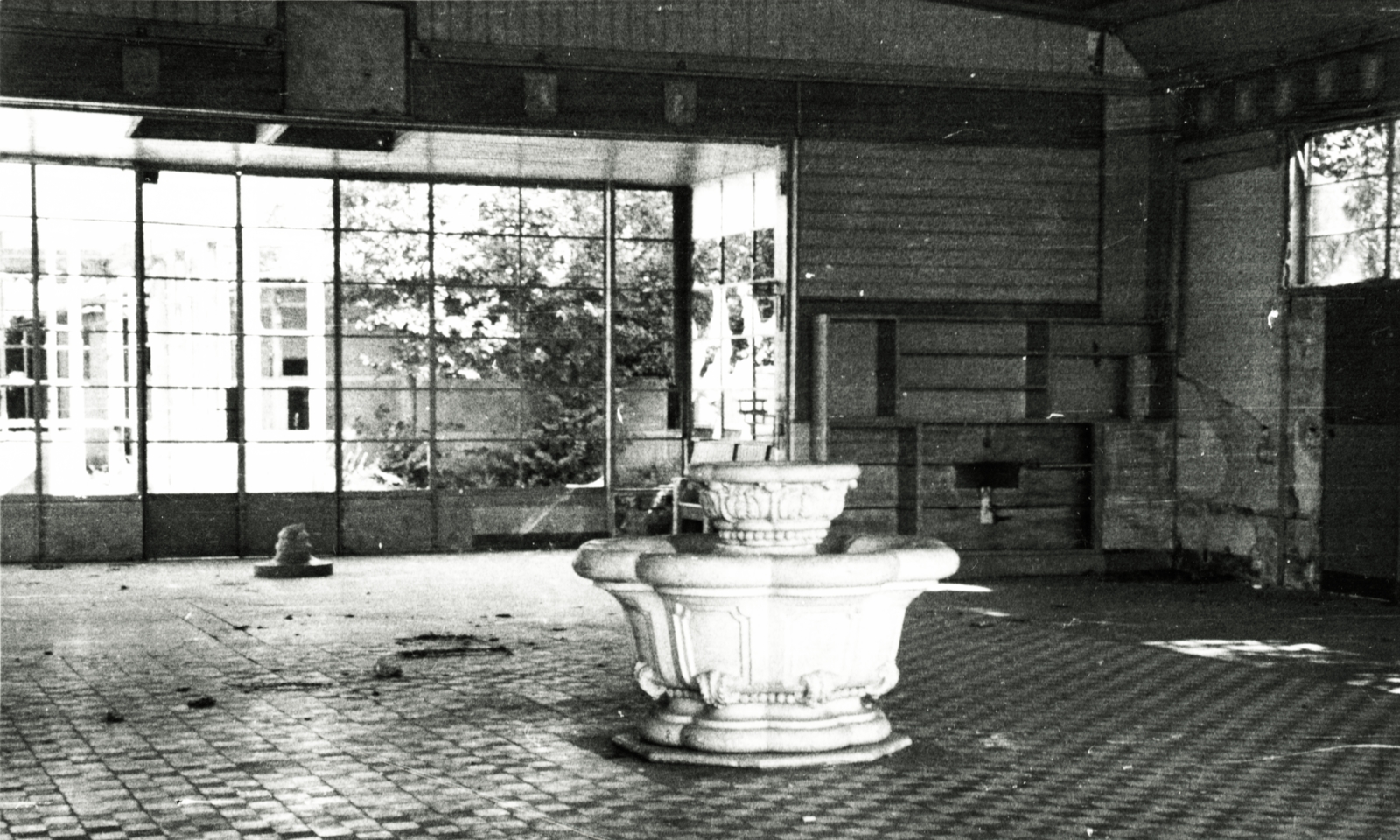 Hungary,Lake Balaton, Siófok, a MAC klubház társalgója., 1945, Ember Károly dr., fountain, damaged building, Fortepan #85236