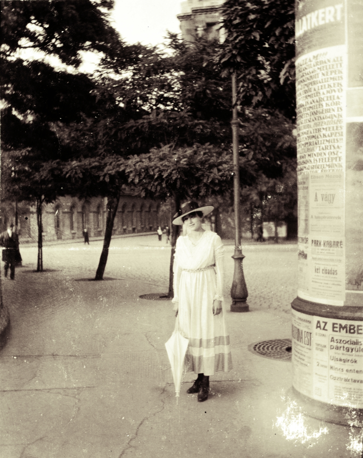 Magyarország, Budapest V., Széchenyi István (Október 29.) tér, szemben a ZrÍnyi utca torkolata., 1919, Hirschler András, plakát, napernyő, hirdetőoszlop, hölgy, Budapest, Fortepan #85253