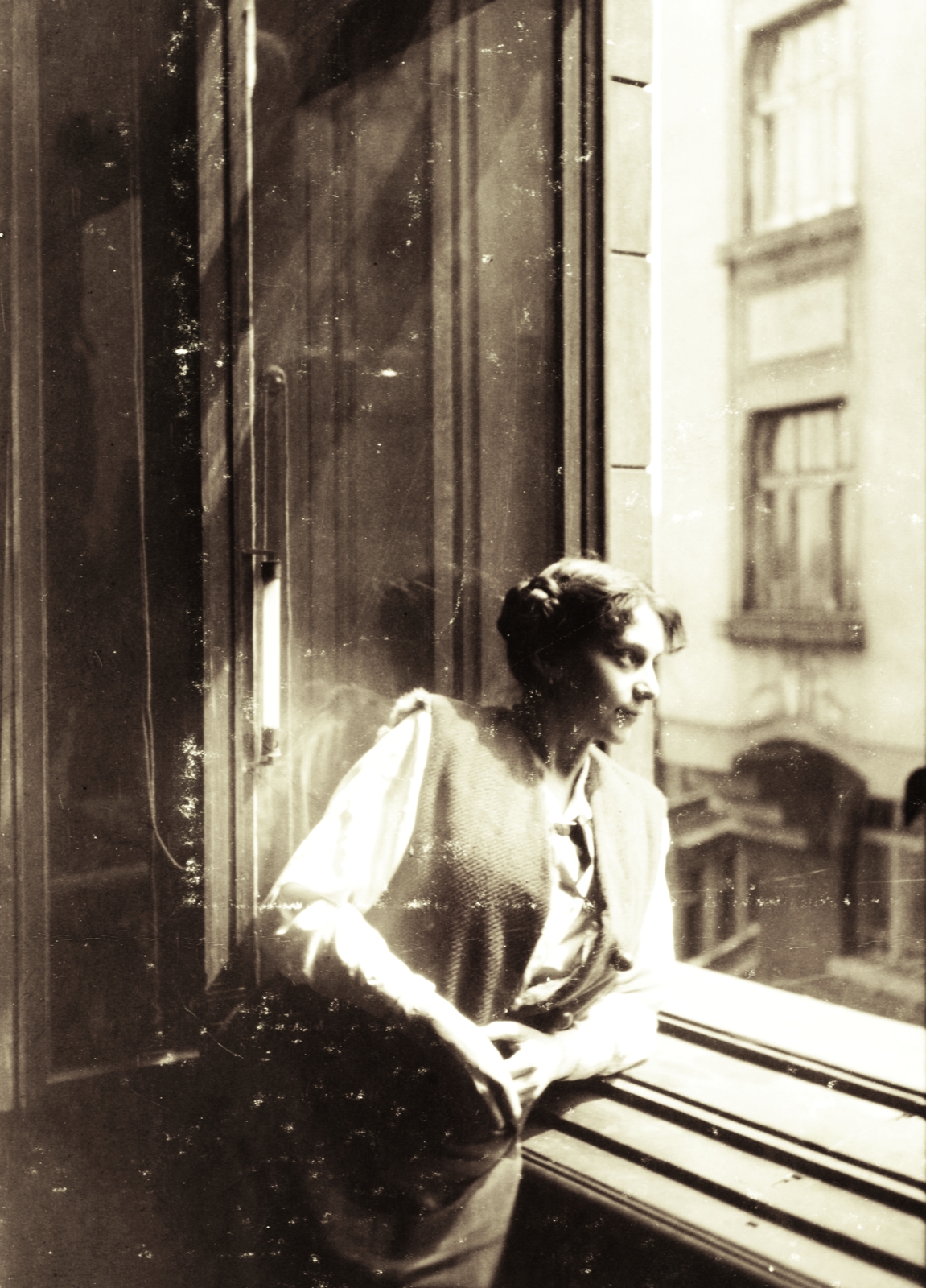 Hungary, Budapest I., Ybl Miklós tér 8. (ekkor Döbrentei utca 2.)., 1921, Hirschler András, window, woman, Budapest, prop up on elbows, leaning out of the window, Fortepan #85255